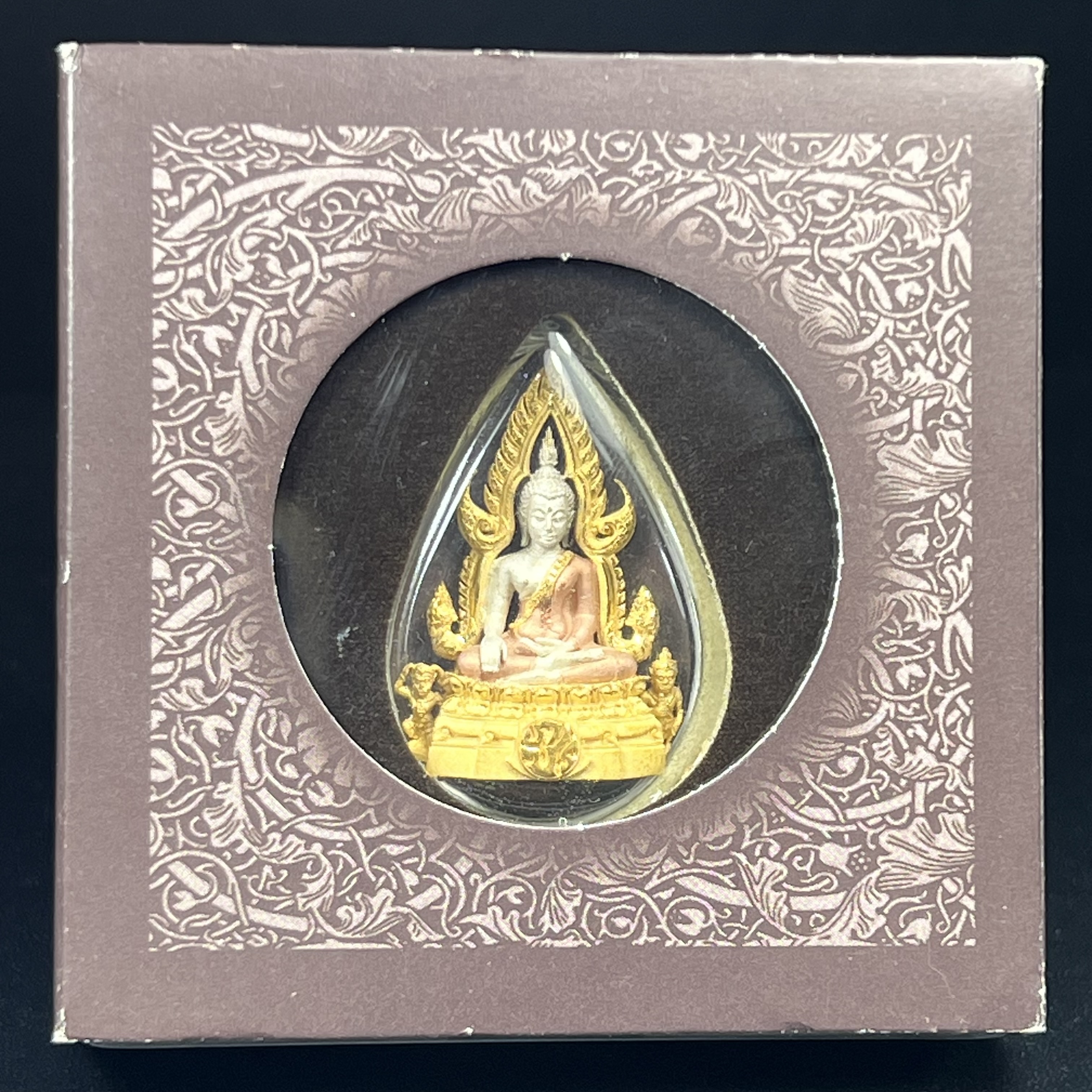 พระพุทธชินราช ภปร. โครงการ "เพราะแผ่นดินนี้ คือ แผ่นดินเกิด" ปี 2548(รุ่นแรก) ลอยองค์เนื้อเงินสามกษัตริย์ หน้าตัก 1/2 นิ้ว (ขนาด 3.5 x 2.5 ซม.) พุทธศิลป์งดงามทรงคุณค่า รุ่นยอดนิยม(องค์หมายเลข ๘๘๔๖)