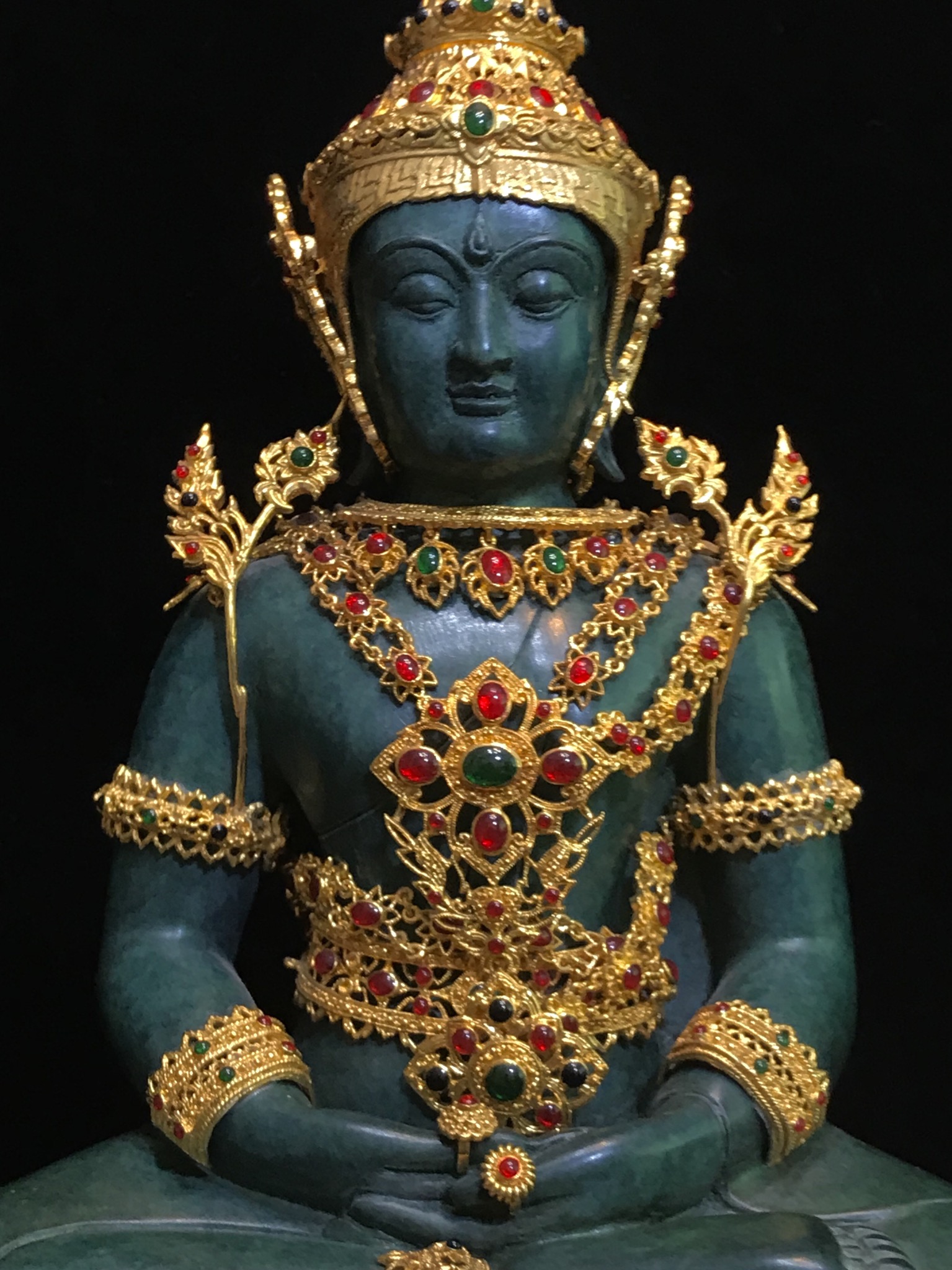 พระแก้วมรกต(จำลอง)ลอยองค์ ขนาดหน้าตัก 5 นิ้ว ทรงเครื่องฤดูร้อน เนื้อโลหะเคลือบสีเขียว เครื่องทรงชุบทองลงยาสี ฐานเนื้อโลหะ ลงรักปิดทองคำ ประดิษฐานตราสัญลักษณ์ฉลองสิริราชสมบัติ ครบ 60 ปี