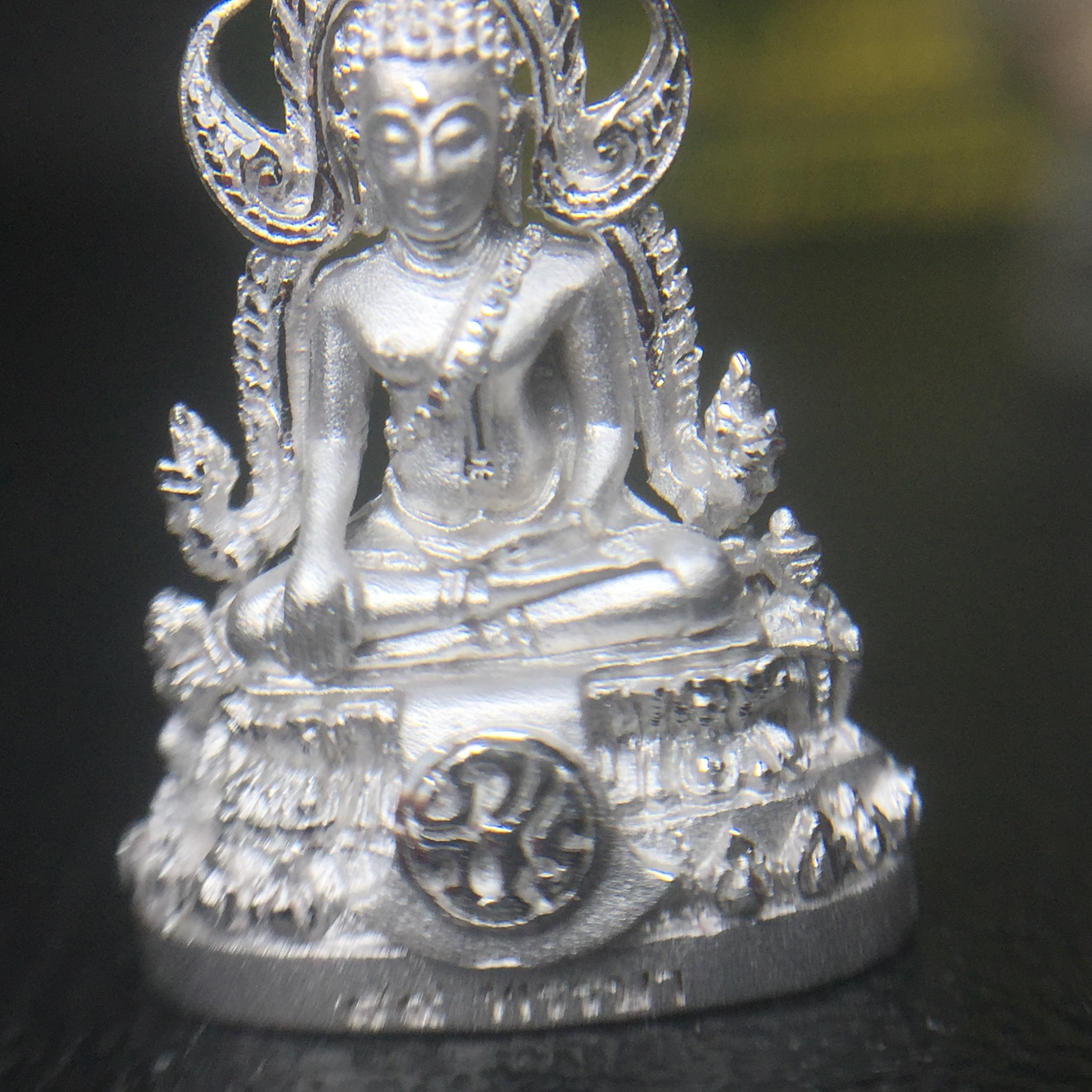 พระพุทธชินราช(จำลอง) ภปร. 84 พรรษา เนื้อเงินชุบทองคำขาว พิมพ์เล็กขนาดหน้าตัก 1/4 นิ้ว (สภาพสวยเดิม))(พระราชทานมวลสาร จิตรลดาและเส้นพระเจ้า(เส้นผม))