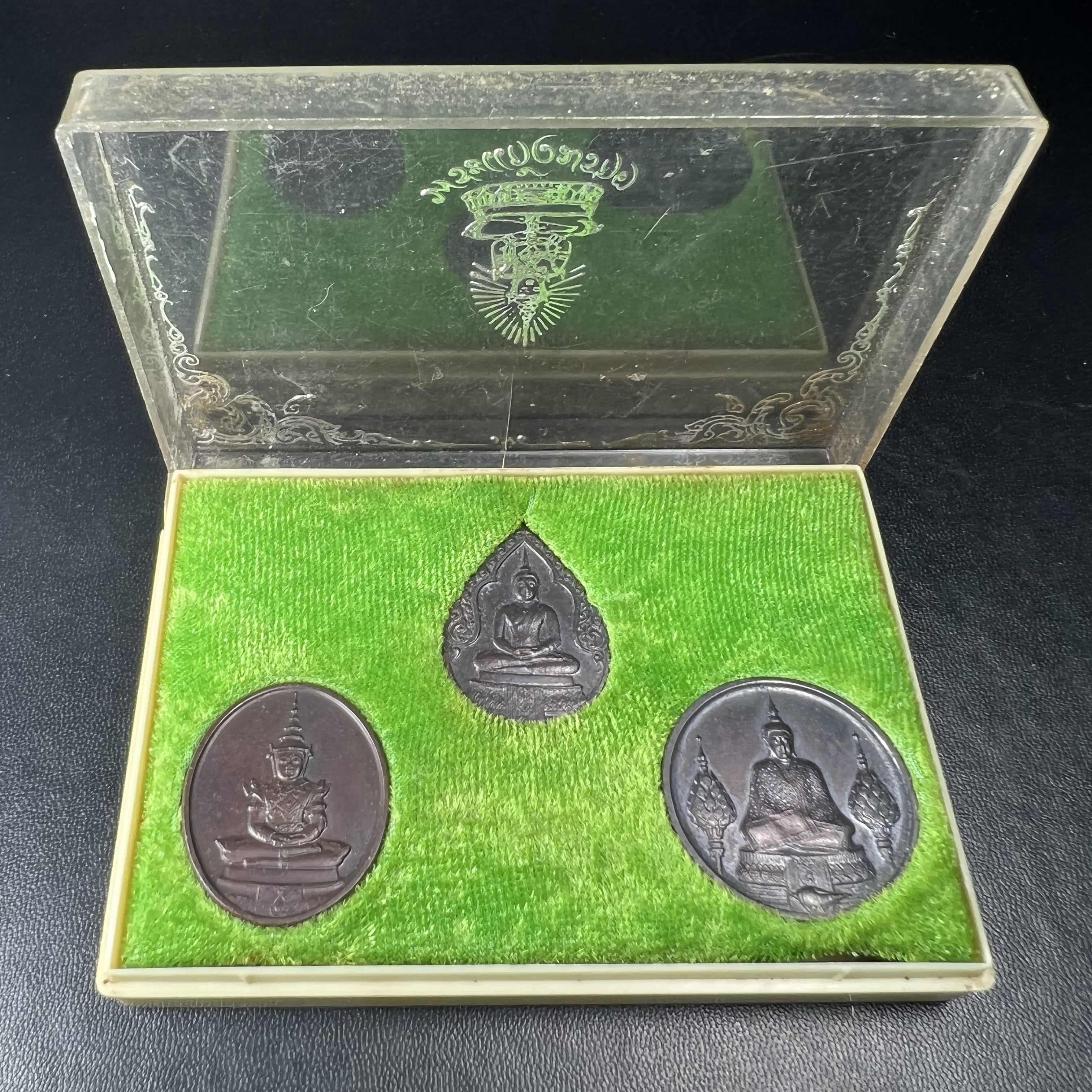 เหรียญพระแก้วมรกตหลัง ภปร. ฉลองกรุงรัตนโกสินทร์ครบ 200 ปี พ.ศ.2525 เนื้อทองแดงกล่องบรรจุเดิมครบ3พิมพ์(บล็อกพระราชศรัธา)(ในหลวงรัชกาลที่9 เสด็จในพิธี)