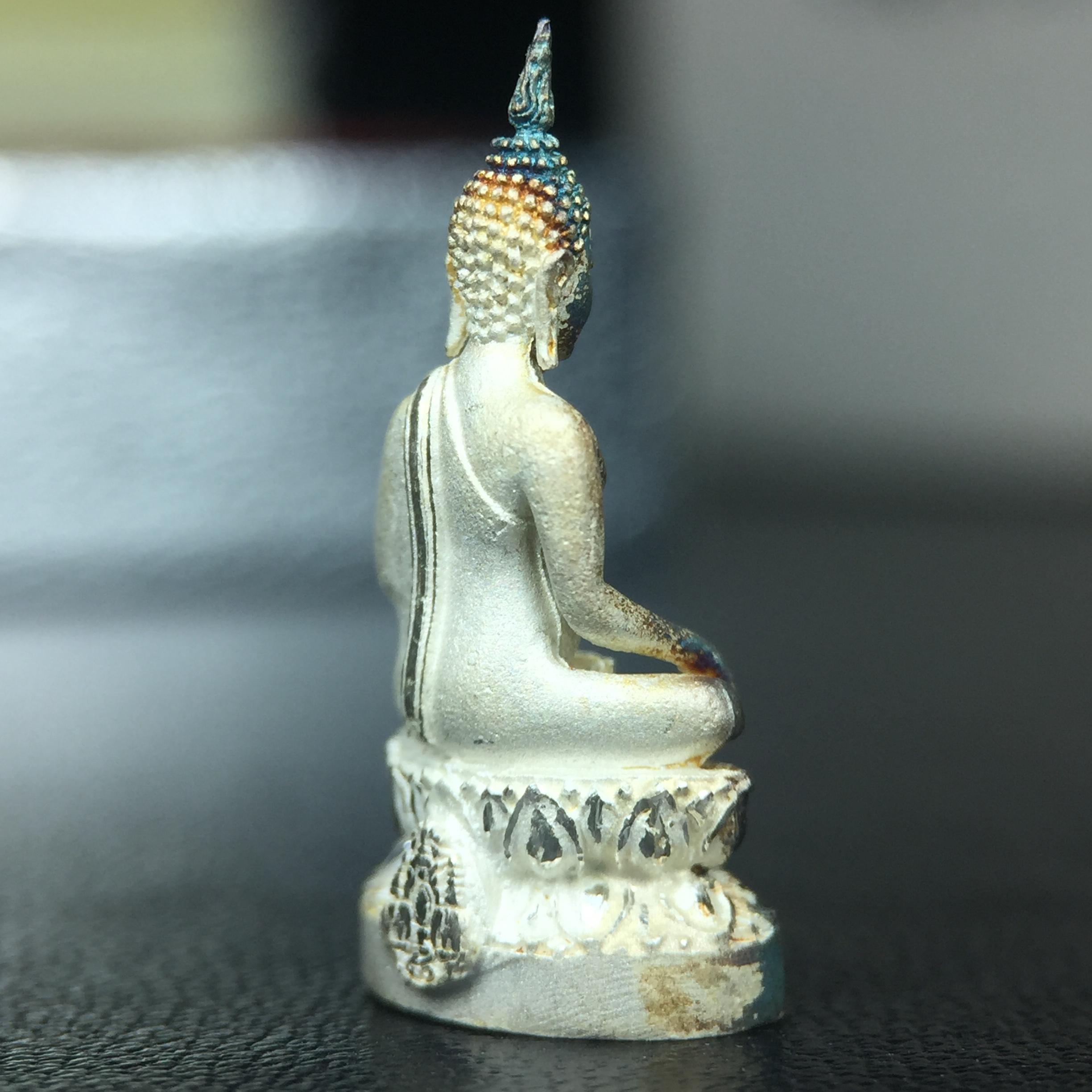 พระชัยวัฒน์พระพุทธนวราชบพิตร ครองสิริราชสมบัติครบ 50 ปี พ.ศ.2540 ขนาดสูง 1.9 ซม. เนื้อเงิน(ผิวเดิมๆขึ้นสีรุ้งธรรมชาติแบบนิยม(หายาก)สวย) พร้อมกล่องบรรจุเดิมครบสมบูรณ์ 1ใน 9500 องค์(พุทธนวราชบพิตร นิมิตรหมายแห่งความสามัคคี ด้วยไมตรีแห่งองค์พระภูมิพล)