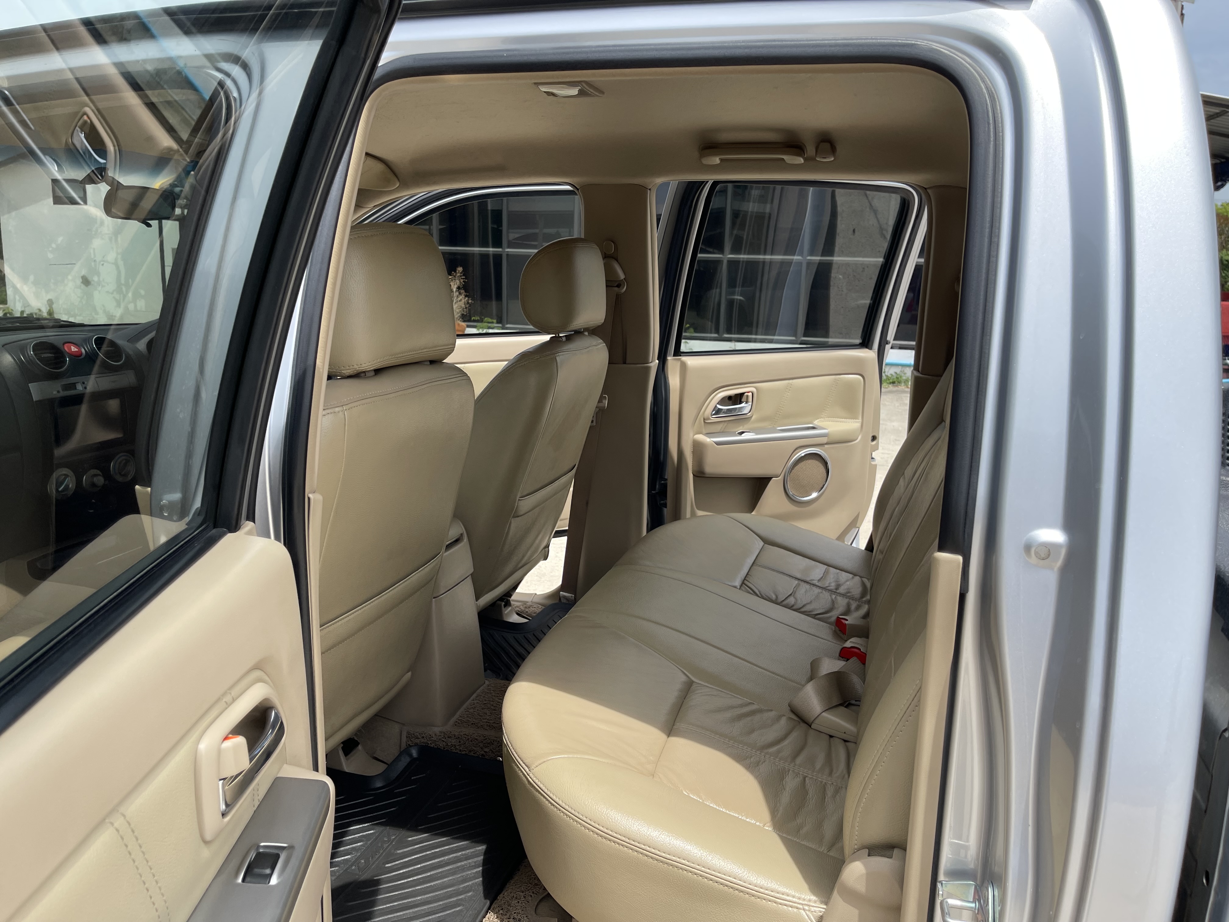 Isuzu Dmax 4ประตู Hilander 2.5 Abs 2011 เงิน