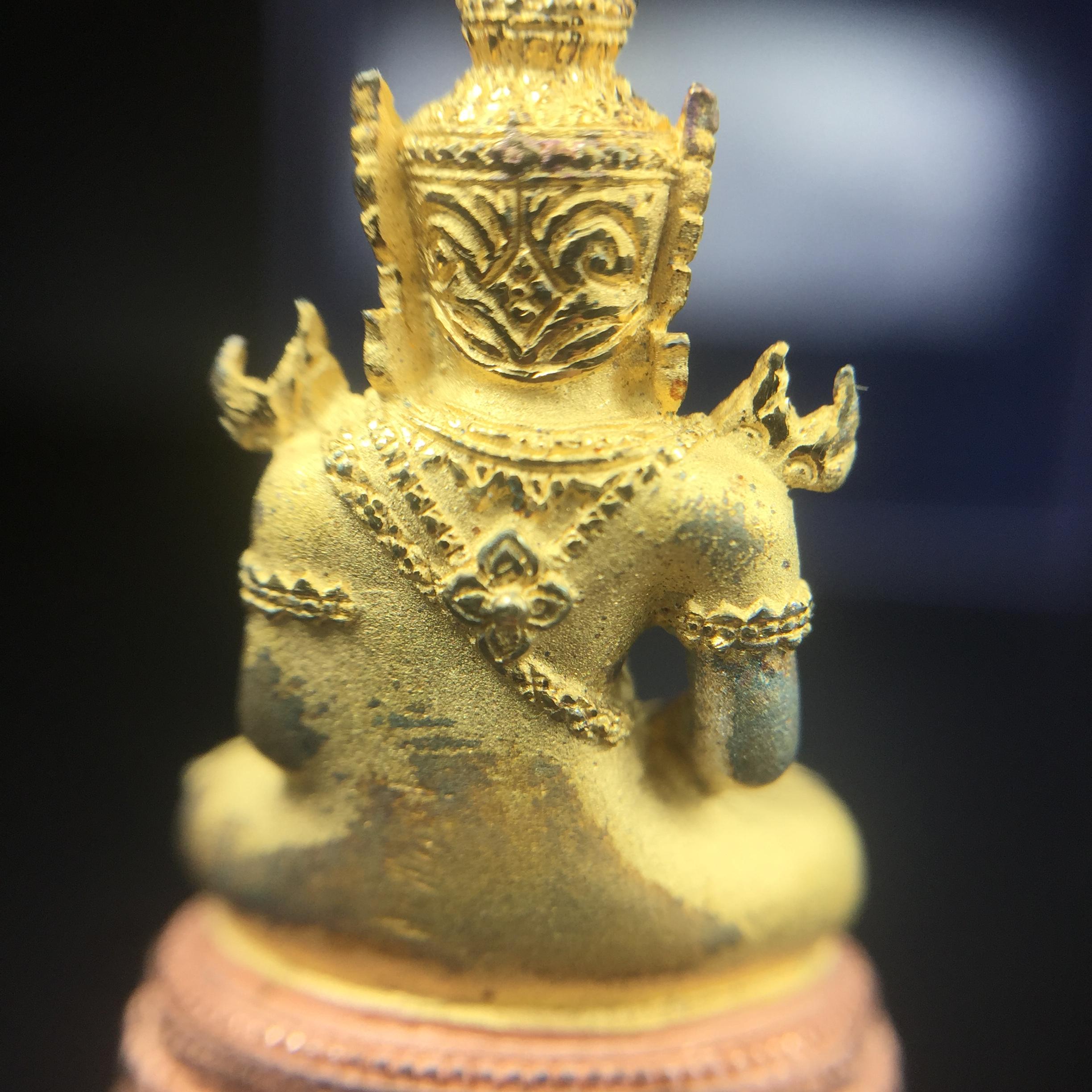 พระแก้วมรกต ภปร. ปี2547 จัดสร้างโดย รพ.ภูมิพลฯ เนื้อเงิน (3 กษัตริย์)ลอยองค์ หน้าตัก 1/2 นิ้ว (สภาพผิวเดิม ขึ้นสีรุ้งธรรมชาติ แบบนิยม) (1ใน3000องค์)