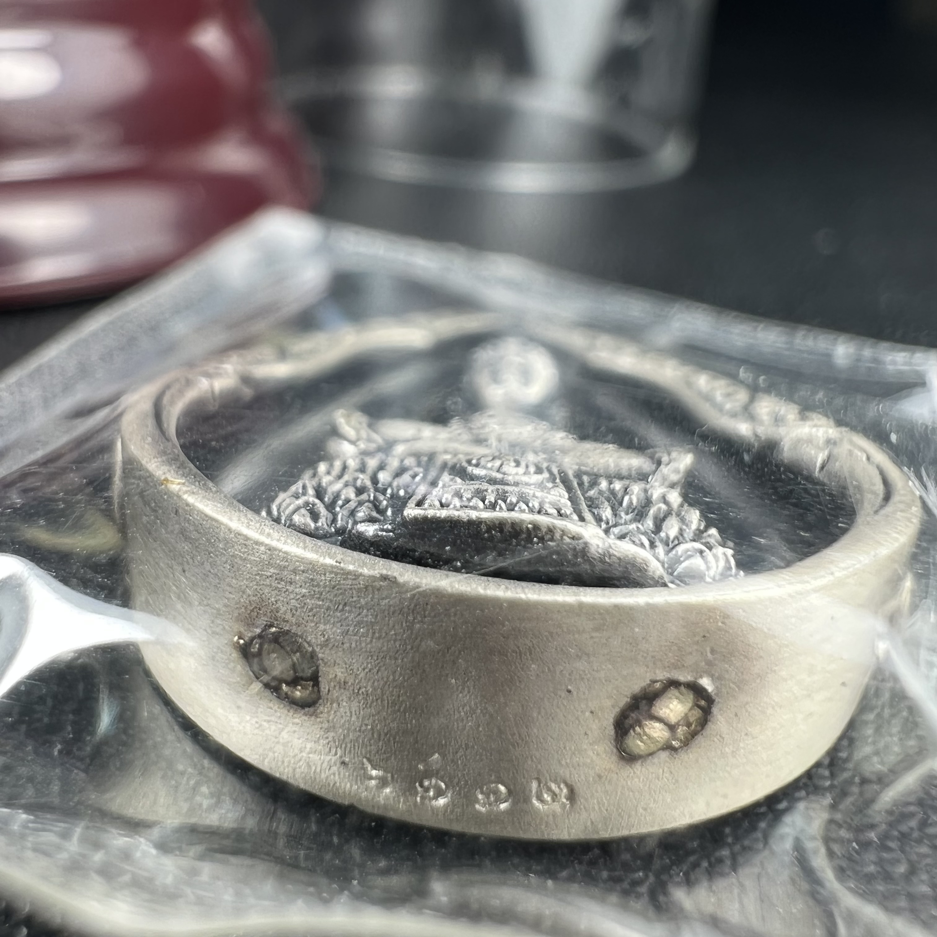 พระแก้วมรกต ภปร.(รุ่นแรก) ปี2545 รุ่นฉลองกรุงรัตนโกสินทร์ครบ 220 ปี พิมพ์ลอยองค์ทรงหยดน้ำ เนื้ออัลปาก้า ชุบเงินลงดำ ขนาด 18*27 มม. พร้อมครอบตั้งโชว์เดิม องค์พระซีนซองเดิม สวยครบสมบูรณ์