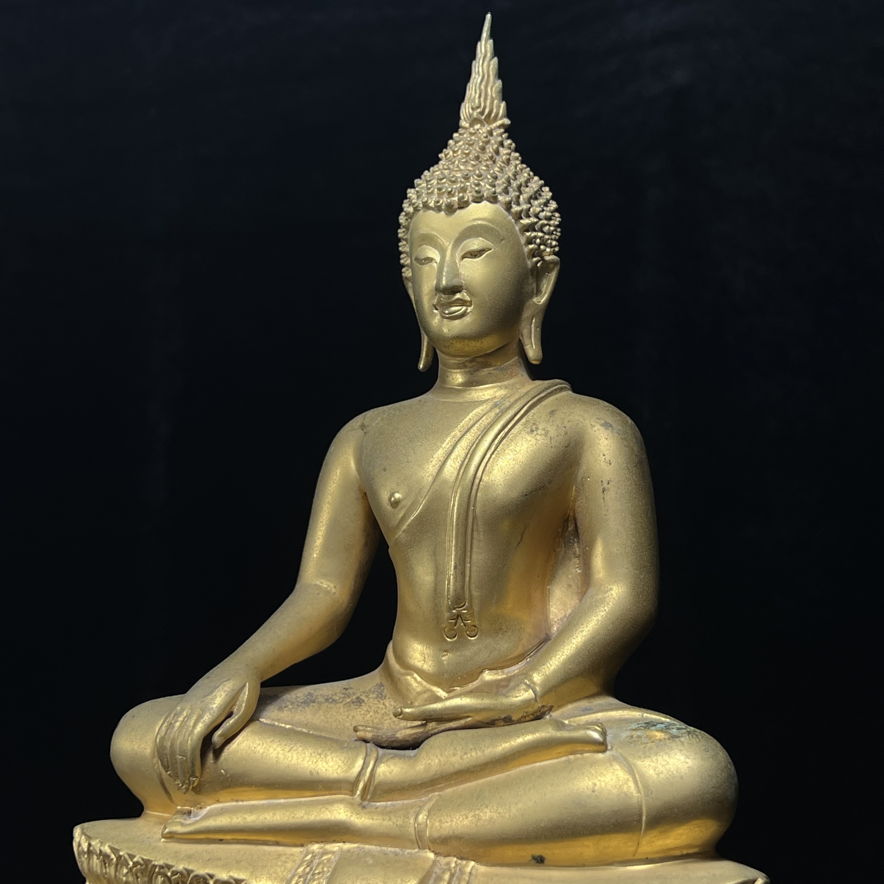 พระบูชาพระพุทธศิรมงคล ภปร. วัตถุมงคลคุ้มเกล้าปี2524 ของมูลนิธิคุ้มเกล้า โรงพยาบาลภูมิพลจัดสร้าง ขนาดหน้าตัก5นิ้ว(ในหลวงรัชกาลที่9 ทรงจุดไฟพระฤกษ์และเททอง พิธีใหญ่)ยอดนิยมหายาก