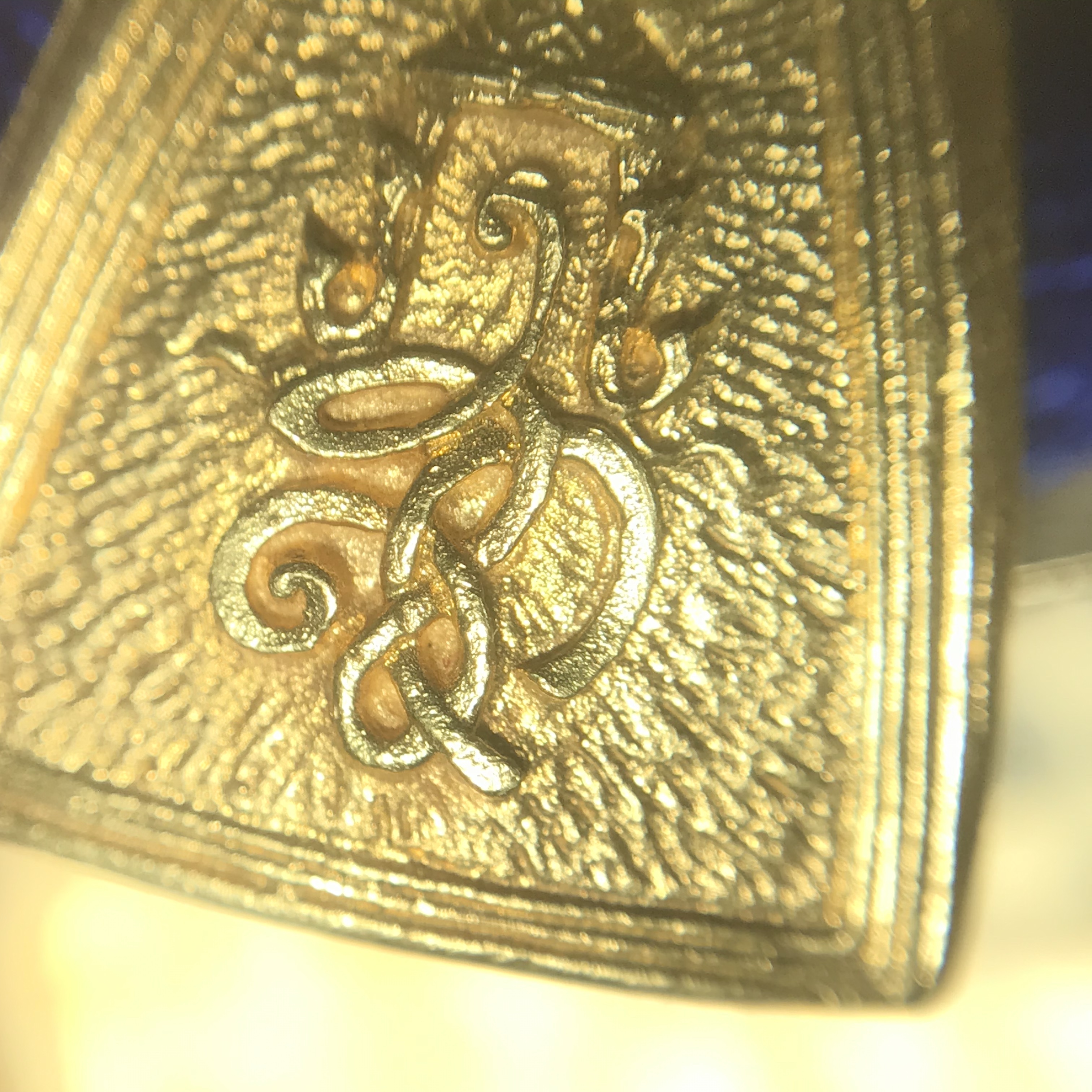 พระสมเด็จนางพญา ส.ก. ปี2535 เนื้อทองคำ พิมพ์ใหญ่ 5รอบพระราชินี หลวงปู่โต๊ะปลุกเสก(ในหลวงและพระราชินีเสด็จในพิธี) พร้อมกล่องบรรจุเดิม(นิยม)