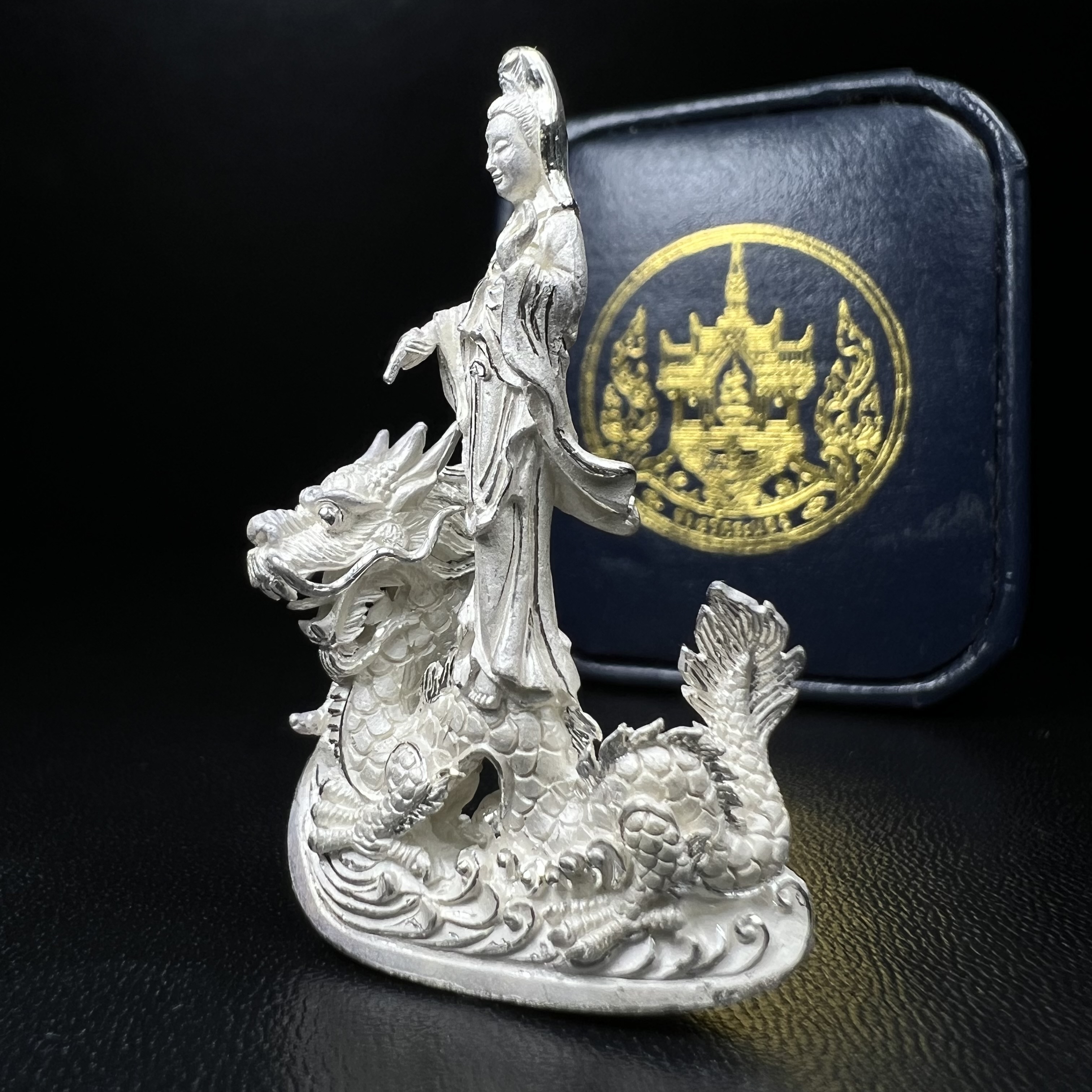 รูปหล่อลอยองค์พระโพธิสัตว์กวนอิม ทรงประทับมังกร จ.ระนอง เนื้อเงิน พิมพ์ใหญ่(สภาพผิว สวยงดงาม ทรงคุณค่า) เฉลิมฉลองในวโรกาสที่พระบาทสมเด็จพระเจ้าอยู่หัวทรงครองสิริราชสมบัติครบ 50 ปี จ.ระนอง พ.ศ.2539