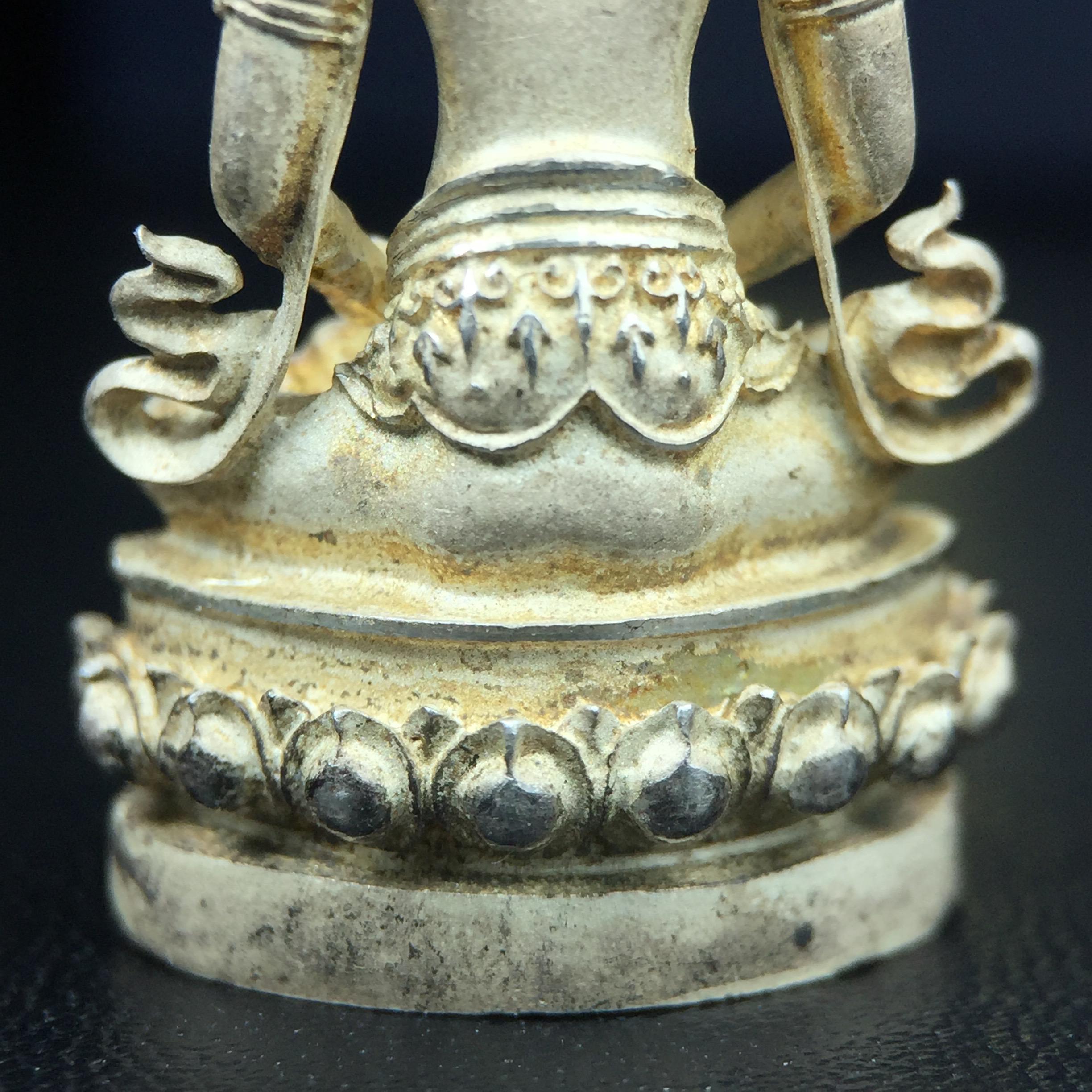 พระกริ่งอวโลกิเตศวร ( เจ้าแม่กวนอิม ) วัดโพธิ์แมนคุณาราม เนื้อเงิน พ่นทราย(ผิวเดิม ขึ้นสีรุ้งธรรมชาติ แบบนิยม เสน่ห์ของพระเนื้อเงิน) รุ่นอุดมโภคทรัพย์ พ.ศ.2539(อีกหนึ่งรุ่นยอดนิยม พุทธศิลป์สวยงดงาม)