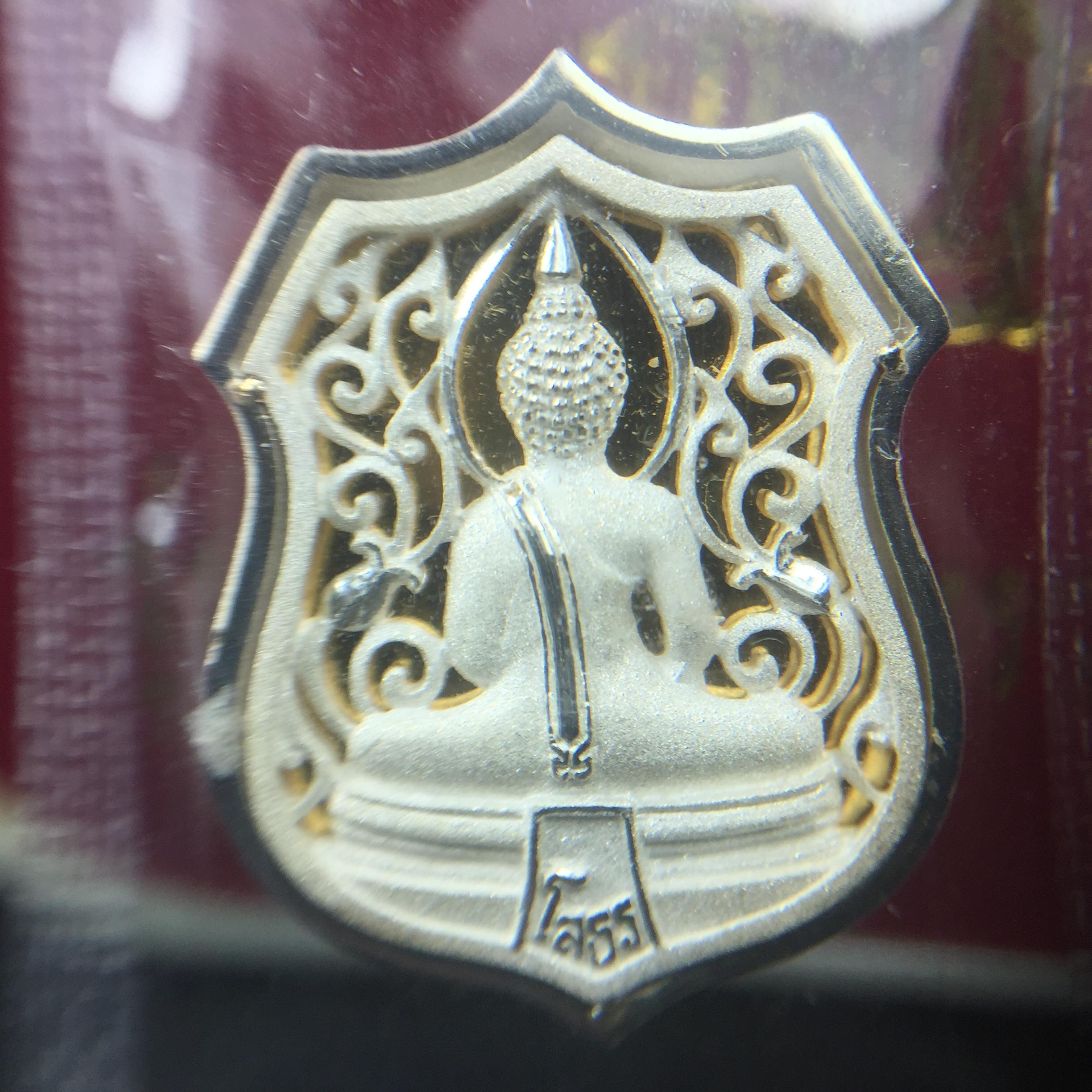 เหรียญหล่อฉลุลายพระพุทธโสธรทรงอาร์มลายกนก เนื้อเงินบริสุทธิ์พ่นทรายนวลขัดเงา(แผ่นกลางทองคำ) พิมพ์เล็ก สูง 2.1 ซม. รุ่น "ทูลเกล้ามหามงคล" ปี 2544(สภาพคัดสวยซีนซองเดิมกล่องบรรจุเดิมครบสมบูรณ์)