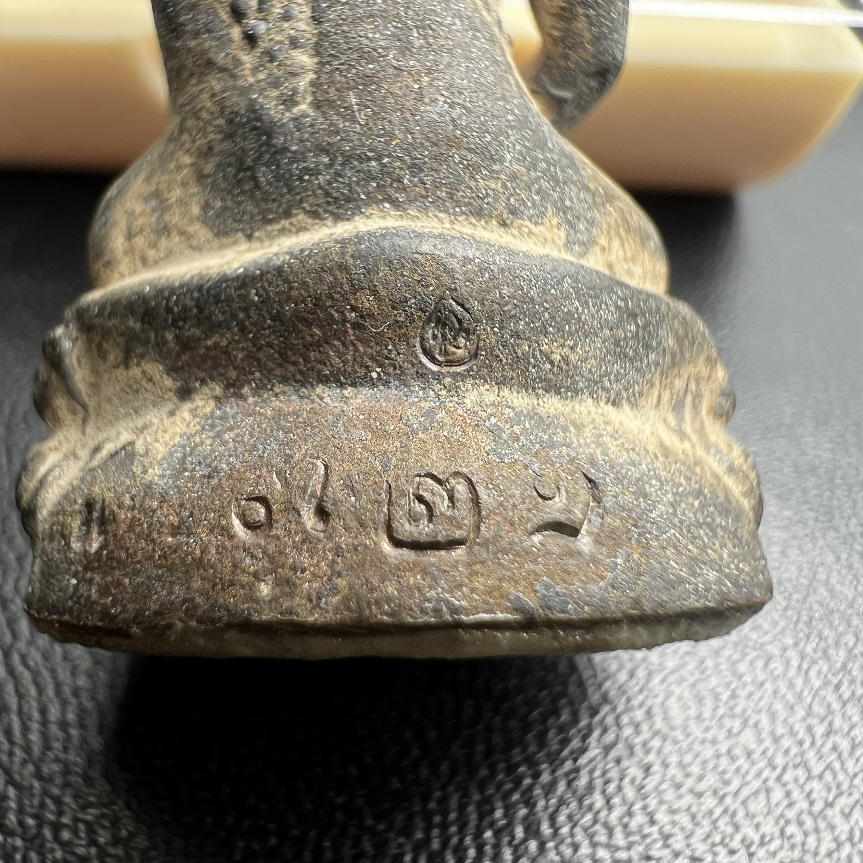 พระกริ่งชินบัญชรฉลองพระชันษา 100 ปี สมเด็จพระญาณสังวร วัดบวรนิเวศวิหาร ปี 2556 เนื้อนวโลหะผสมทองคำก้นอุดผงพรายกุมาร หลวงปู่ทิม พิธีใหญ่ มวลสารเด่น นิยม(1 ใน 599 องค์)หายาก***องค์หมายเลข ๓๒๑***