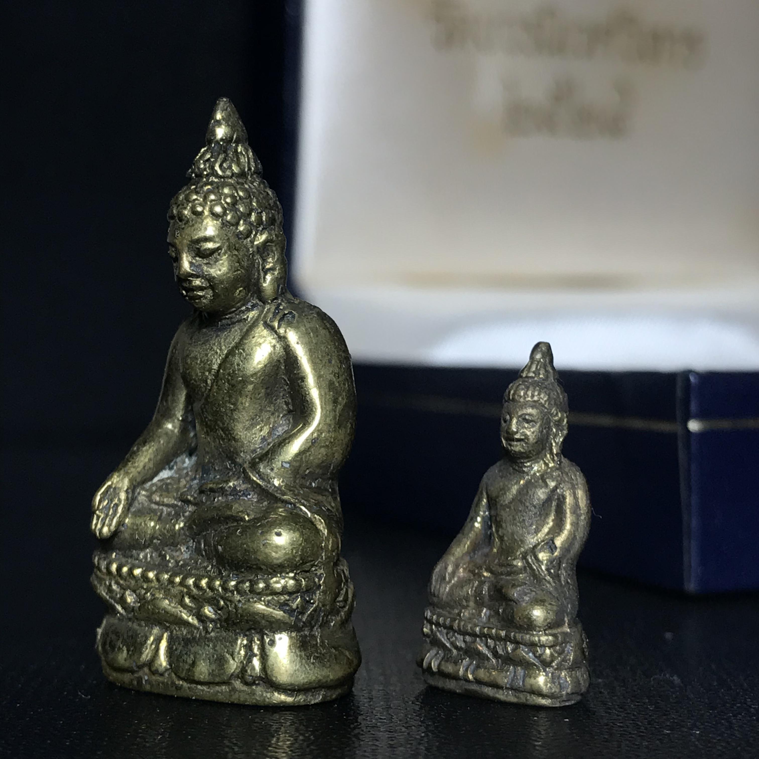 พระกริ่ง-พระชัยวัฒน์ไพรีพินาศ วัดบวรนิเวศวิหาร รุ่นผ้าป่าสิงห์บุรี ปี2528(กล่องหนังนิยม)(พระชุดหลักสายสมเด็จพระญาณสังวร สมเด็จพระสังฆราชองค์ที่19)(1ใน 1500ชุด)สภาพสวยกล่องบรรจุเดิม