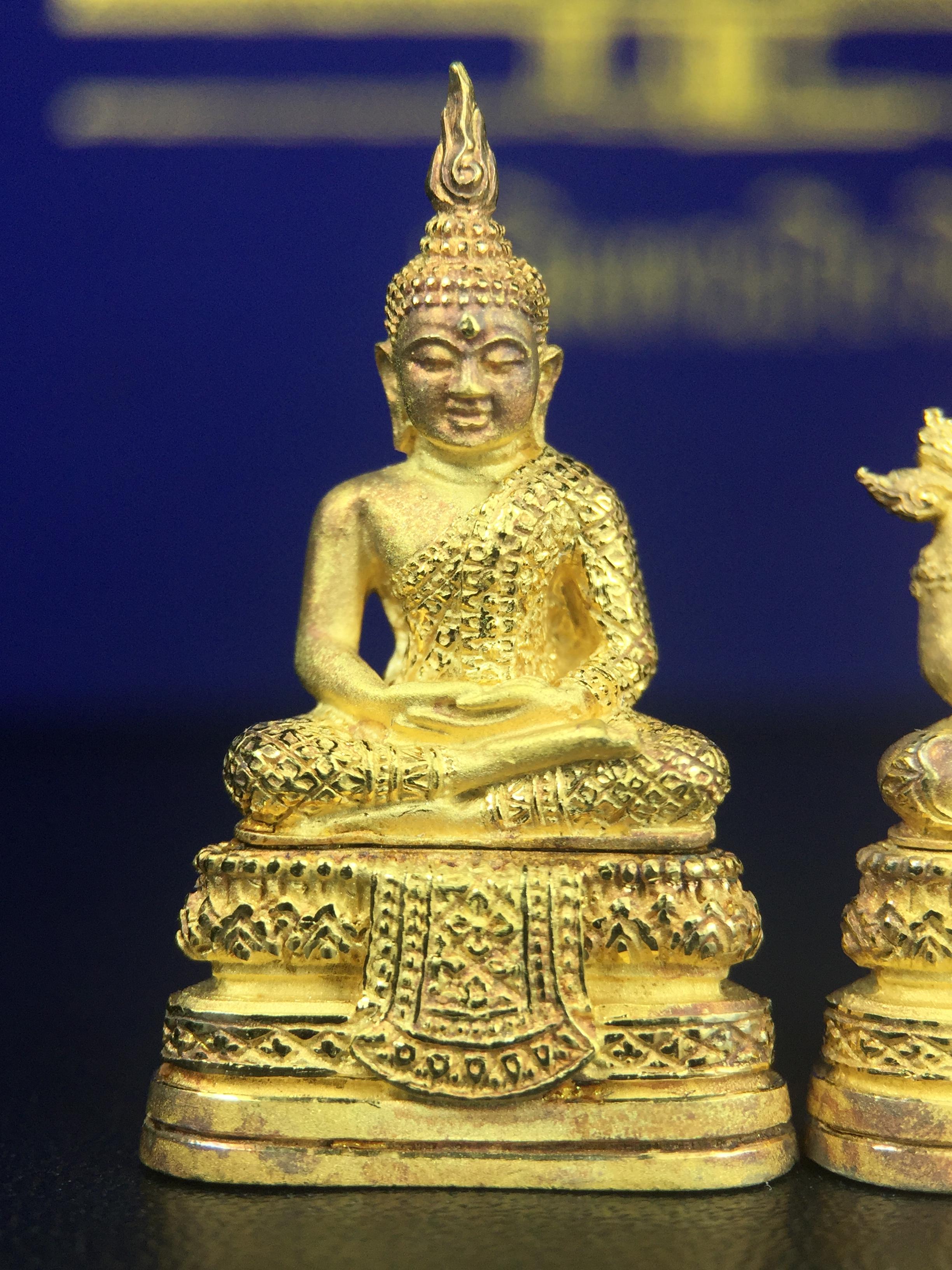 พระพุทธมหามณีรัตนปฎิมากร(พระแก้วมรกต)รุ่น เฉลิมพระเกียรติ วัดพระศรีรัตนศาสดารามราม(วัดพระแก้ว) ปี2543 เนื้อเงินชุบทองพ่นทรายขัดเงาบางส่วน พิมพ์ใหญ่ลอยองค์ ชุด 3 ฤดู ตอกโค๊ตหมายเลขเดียวกันทั้ง3องค์ ชุดหมายเลข( ช147)สภาพผิวสวยดุจทองคำกล่องบรรจุเดิมครบ