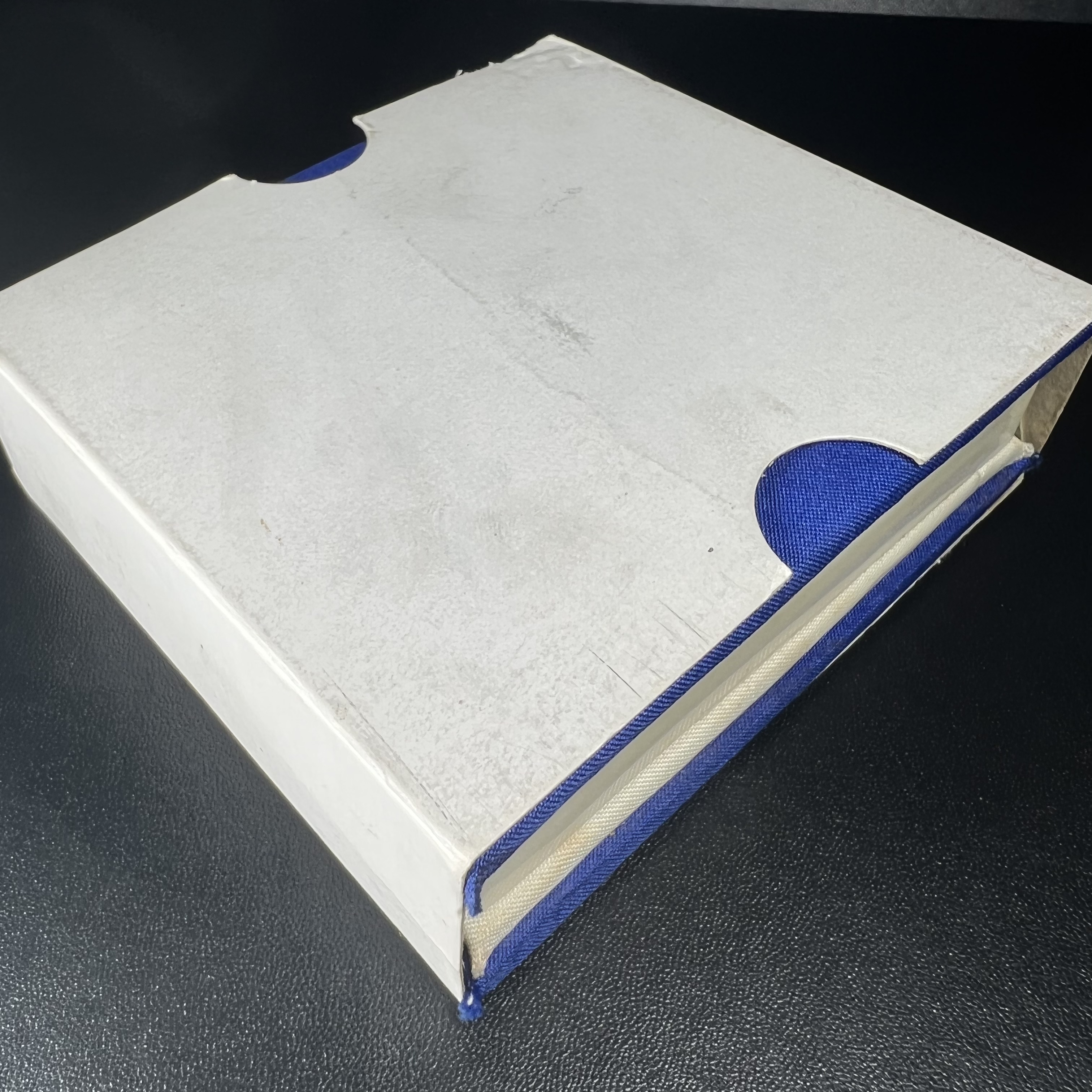 พระพุทธชินราช ภปร. ในวโรกาสพระราชพิธีมหามงคล เฉลิมพระชนมายุ6รอบ 5ธันวาคม2542 มูลนิธิพิทักษ์ดวงตาประชาชน จัดสร้าง เนื้อเงินแบบทรายนวลขัดเงาบางส่วน พิมพ์ใหญ่ ขนาดสูง 3.4 ซม. พร้อมกล่องบรรจุเดิม