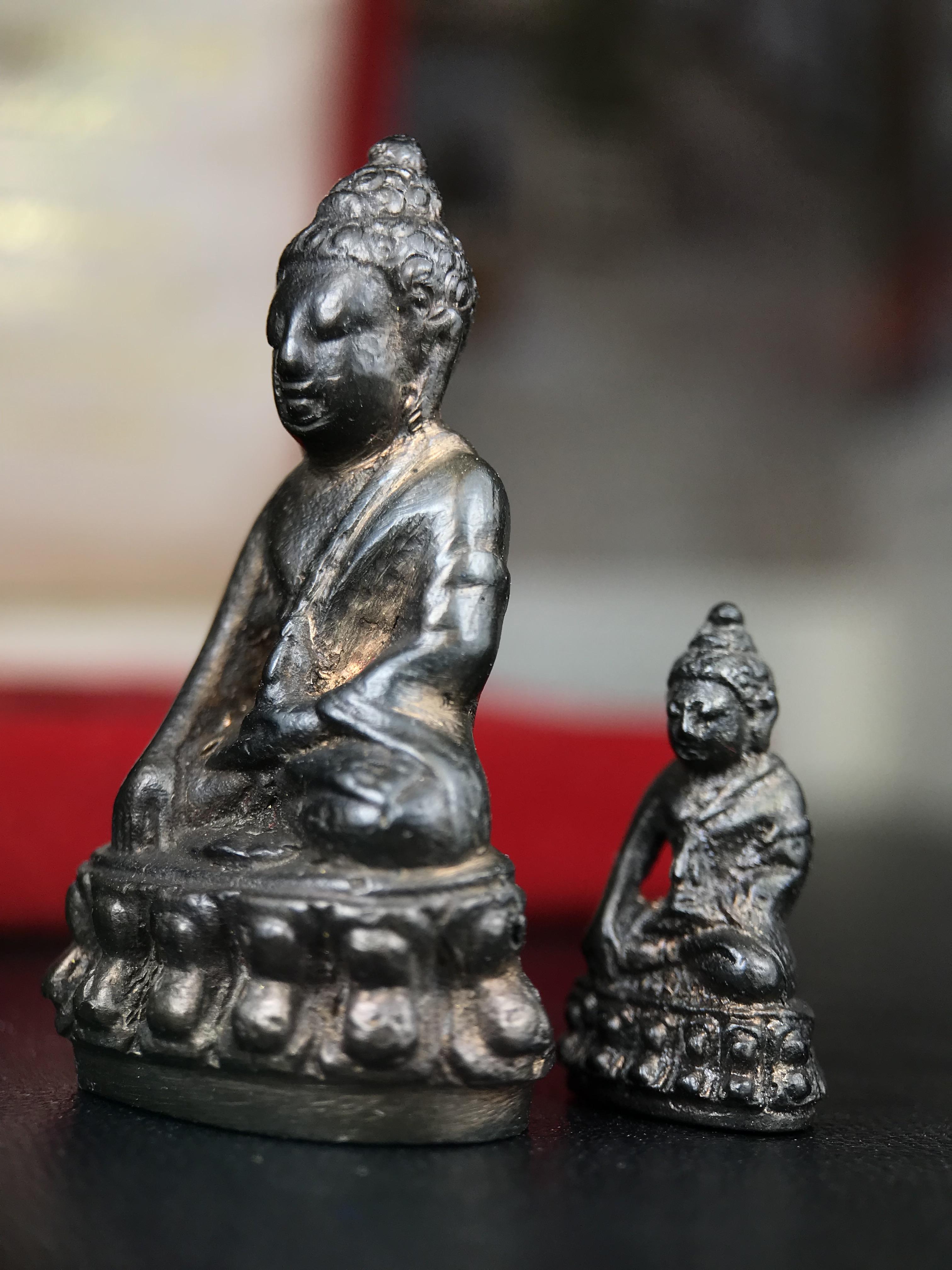 พระกริ่ง-พระชัยวัฒน์ ปวเรศ วัดบวรนิเวศวิหาร ปี 2530 พระบาทสมเด็จพระเจ้าอยู่หัวรัชกาลที่ 9 เจริญพระชนมพรรษา 5 รอบนักษัตริย์(ในหลวง ร.9 เสด็จเททอง)(บรรจุผงจิตรลดาเส้นเกศาในหลวงรัชกาลที่9)พร้อมสูจิบัตรเดิมตอนจัดสร้าง(สภาพสวยครบสมบูรณ์))พิธีใหญ่ รุ่นยอดนิยม