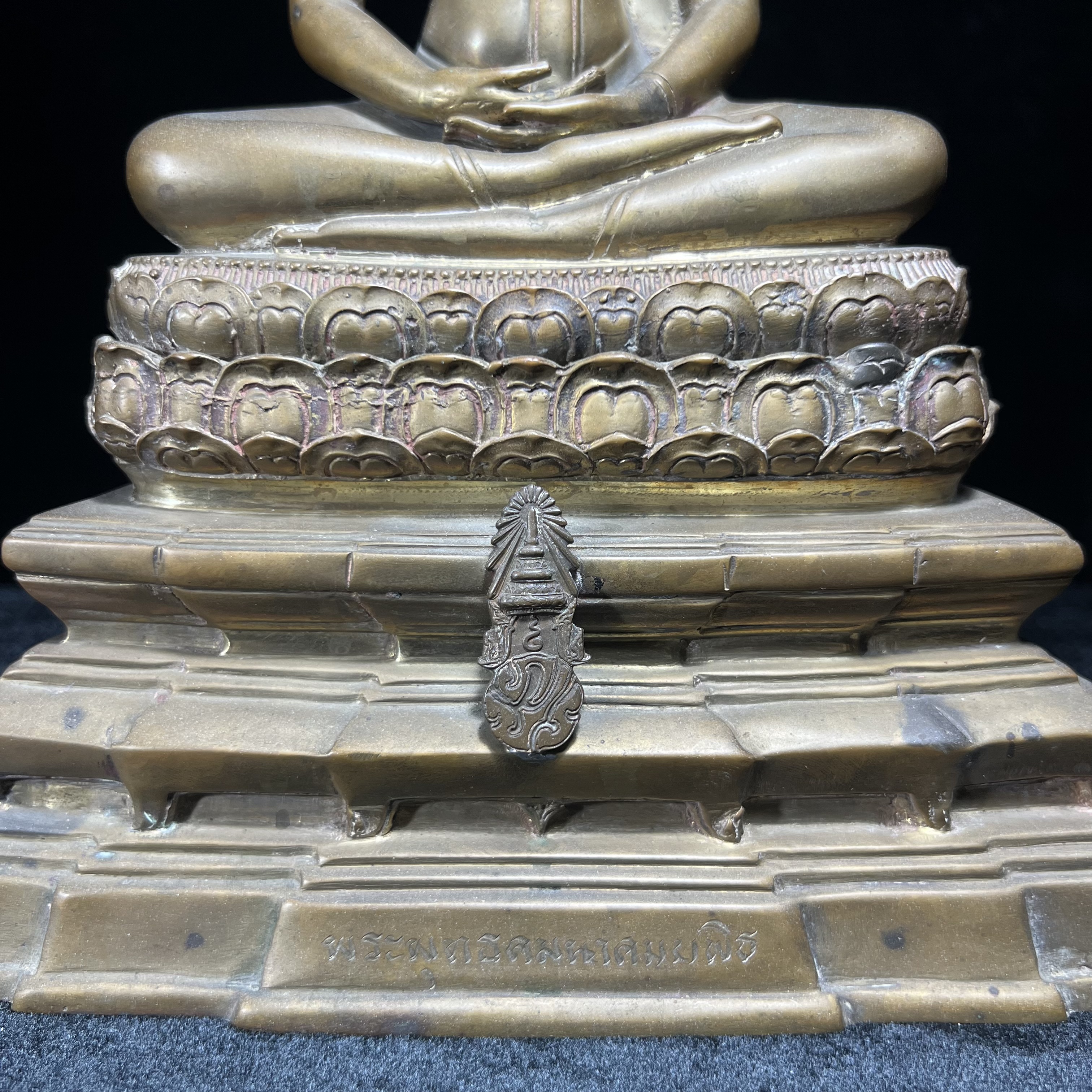 พระพุทธคมนาคมบพิธ (พระพุทธสิหิงค์จำลอง) ภปร. ครบรอบ 84 ปี กระทรวงคมนาคม พ.ศ.2539 หน้าตัก 5 นิ้ว เนื้อลำอู่แดง(หายาก)