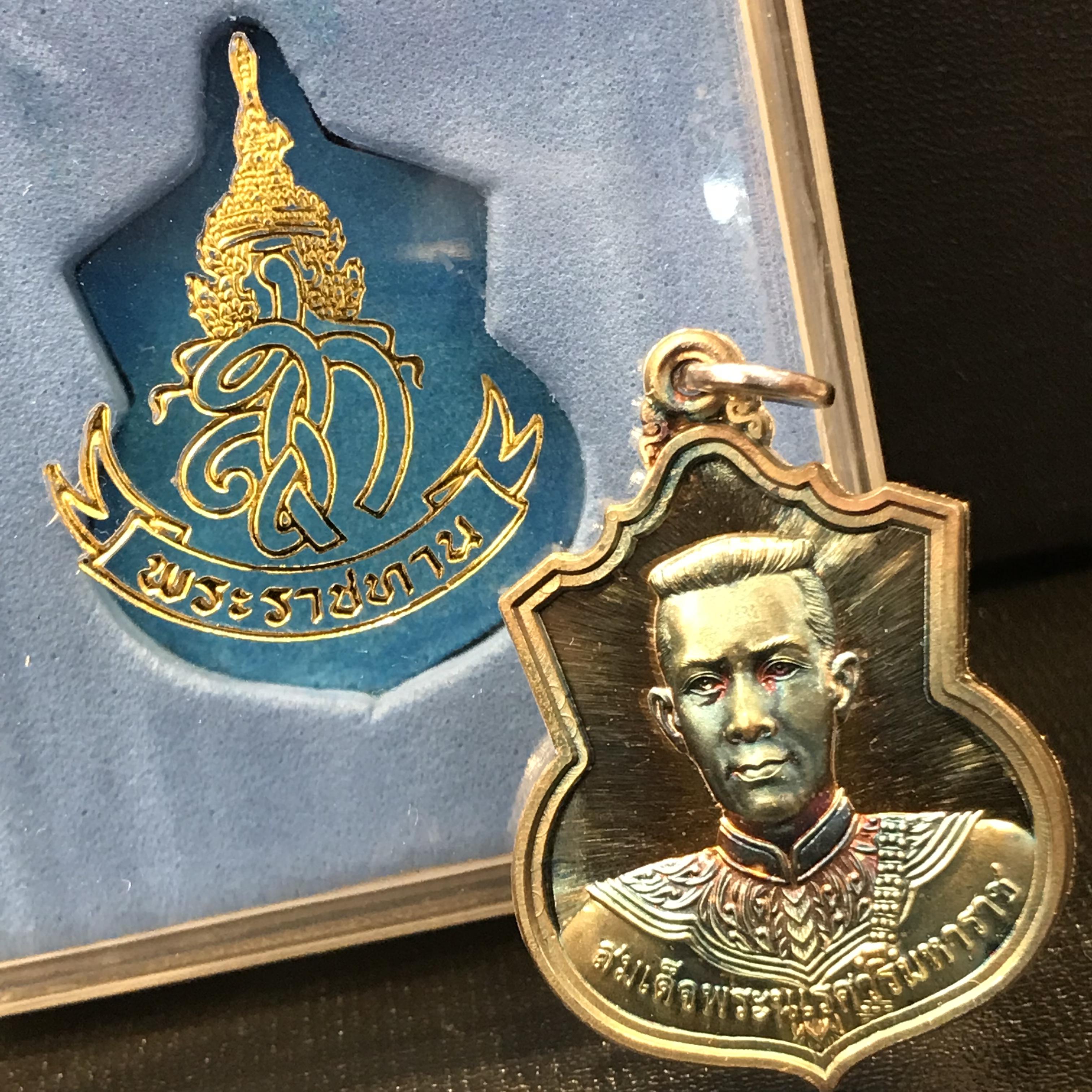 เหรียญสมเด็จพระนเรศวรมหาราช รุ่นสู้ หลัง สก. พิธีใหญ่ ปี 2548 เนื้อเงิน ผิวเดิมขึ้นสีรุ้งสวยนิยม พร้อมกล่อง