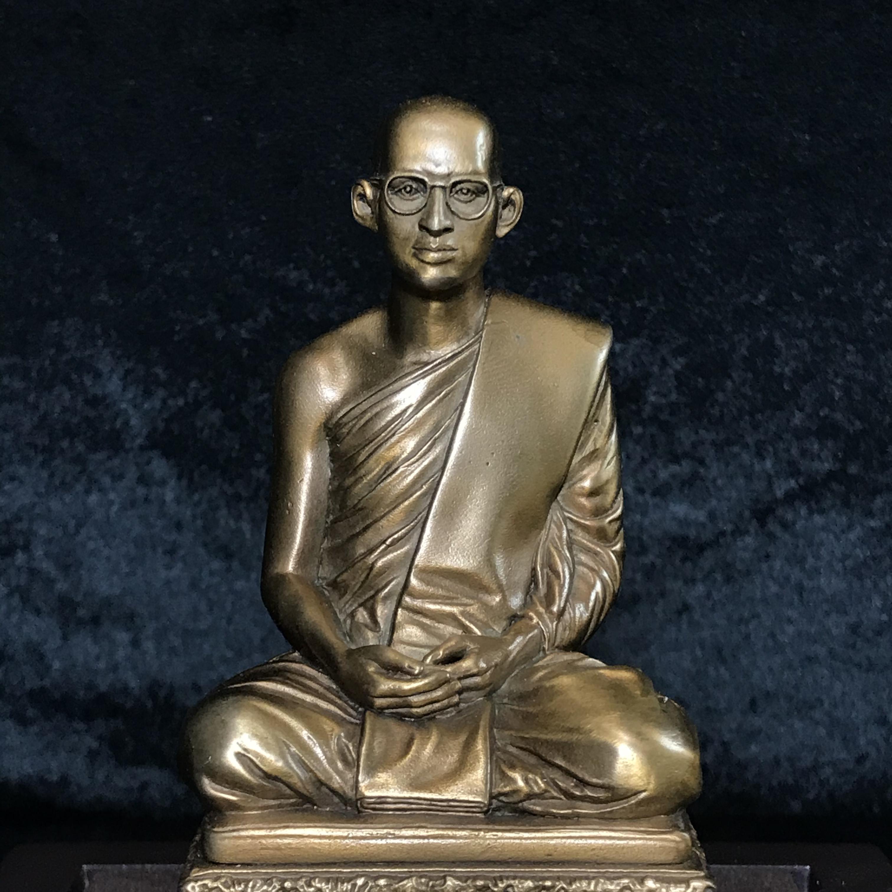 พระบรมรูปพระบาทสมเด็จพระเจ้าอยู่หัวรัชกาลที่9 ทรงผนวช(หน้าตัก2นิ้ว) เนื่องในโอกาสมหามงคลเฉลิมพระชนมพรรษา 7 รอบ 84 พรรษา 5 ธันวาคม 2554 (ใต้ฐานบรรจุผงจิตรลดามหามงคล และเส้นพระเจ้า ร.9)(คัดสภาพสวย แบบนิยม พร้อมครอบเดิม)(หายาก)