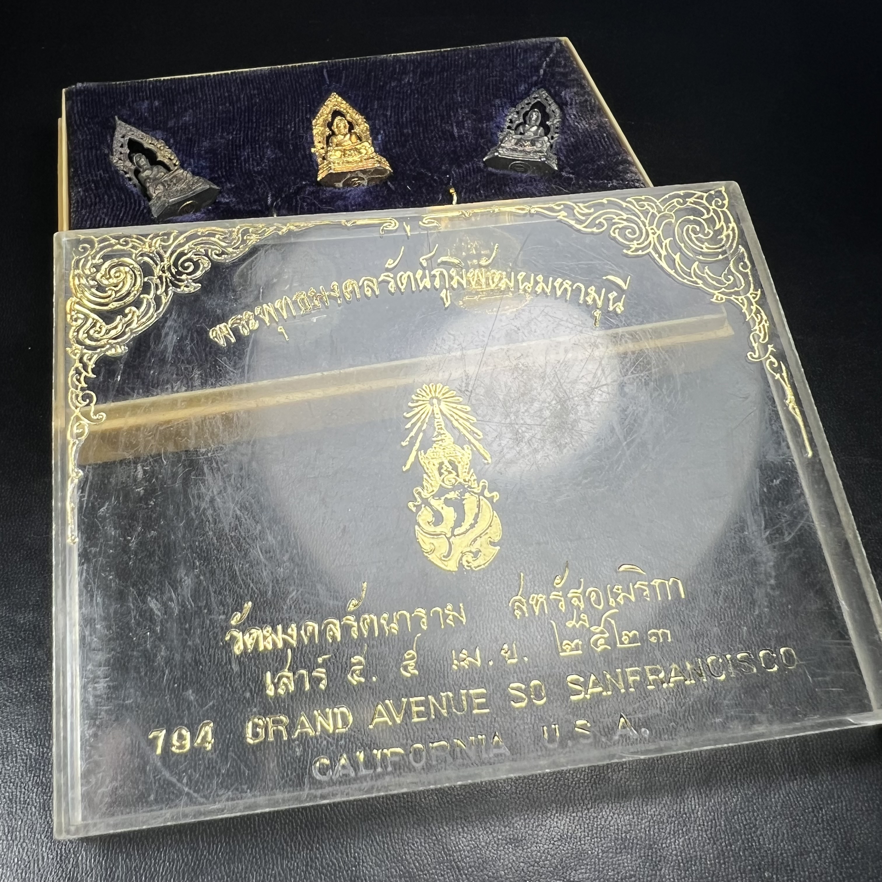 ชุดวัตถุมงคลพระพุทธมงคลรัตนภูมิพัฒนมหามุนี ภปร. วัดมงคลรัตนาราม วัดไทยในซานฟรานซิสโก สหรัฐอเมริกา ( Sanfrancisco USA.) ปี 2523(ชุดพิเศษกรรมการ 1 ชุด 5 รายการ)หายาก(พิธีใหญ่)หลวงปู่โต๊ะ วัดประดู่ฉิมพลี พร้อมเกจิอาจารย์ในยุคอีก ๑๐๘ รูปนั่งปรกอธิษฐานจิต