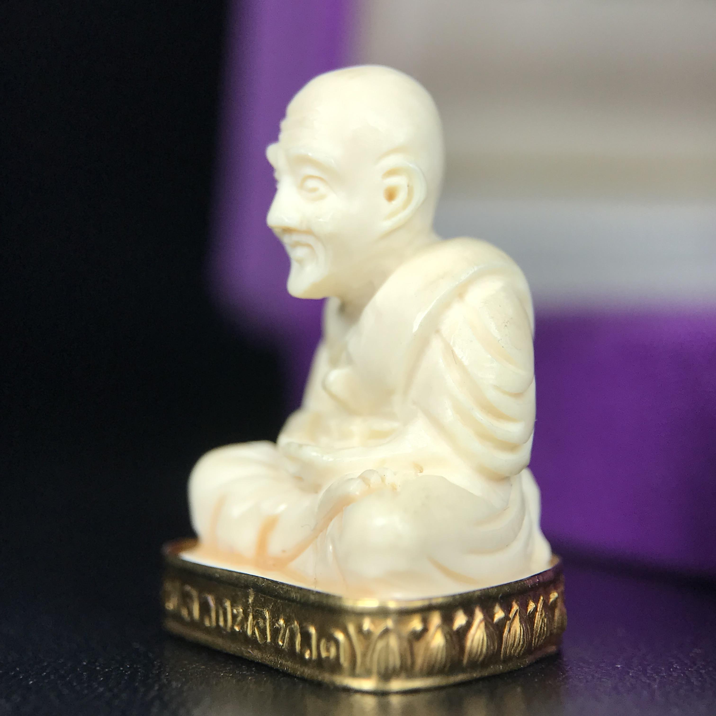 สมเด็จหลวงพ่อทวด รุ่นคชสารหมื่นปี (ศิลปาชีพ) วัดช้างให้ ปี 2541โดยมีท่าน อ.นอง วัดทรายขาว เป็นเจ้าพิธี และมีเกจิร่วมปลุกเสก 108 รูป บรรจุผงว่านเก่าและดินกากยายักษ์(พิมพ์ลอยองค์ฐานทองคำโค๊ตทองคำ)พร้อมกล่องบรรจุครบ นิยมหายาก**ผิวสวยงานแกะพุทธศิลป์สวยงดงาม**