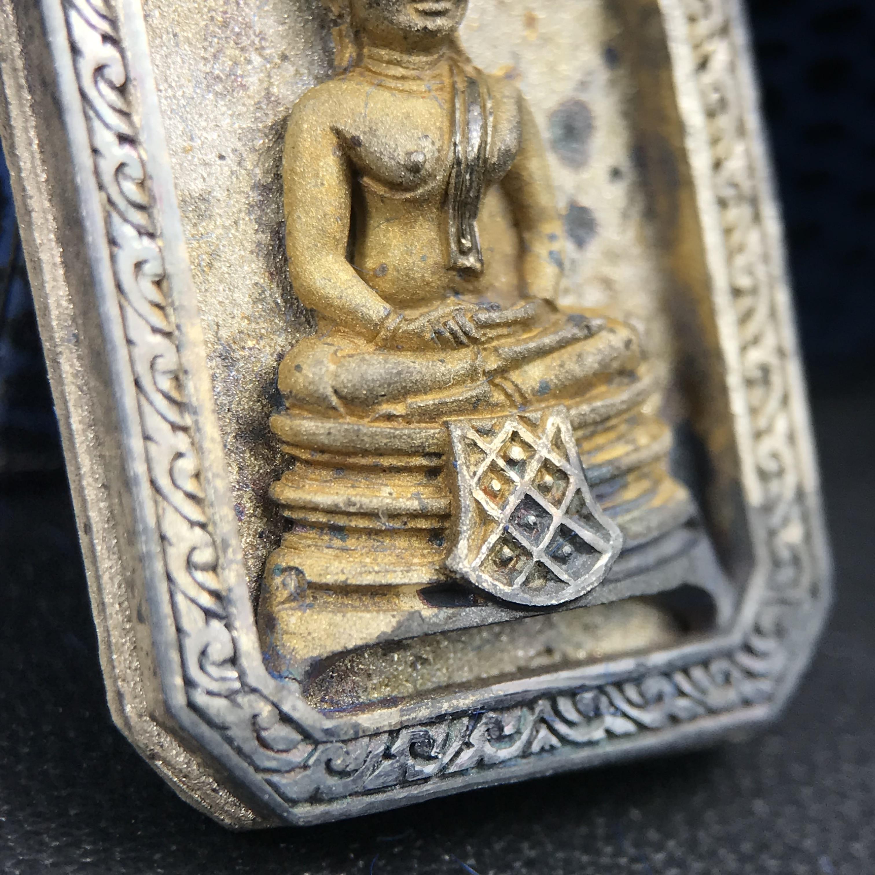 พระพุทธโสธร(หลวงพ่อโสธร) รุ่นสร้างอุโบสถ พิธีมหาพุทธาภิเษก ณ พระอุโบสถวัดโสธรวรารามวรวิหาร ปี 2539 เนื้อเงินทรายนวลขัดเงาบางส่วน พิมพ์แปดเหลี่ยม(หายากสร้างน้อย)กล่องบรรจุเดิมครบสมบูรณ์สวยงดงาม(เนื้อเงินผิวเดิมรุ้งสวยสวย องค์หมายเลขสวย ๗๔๔๕)