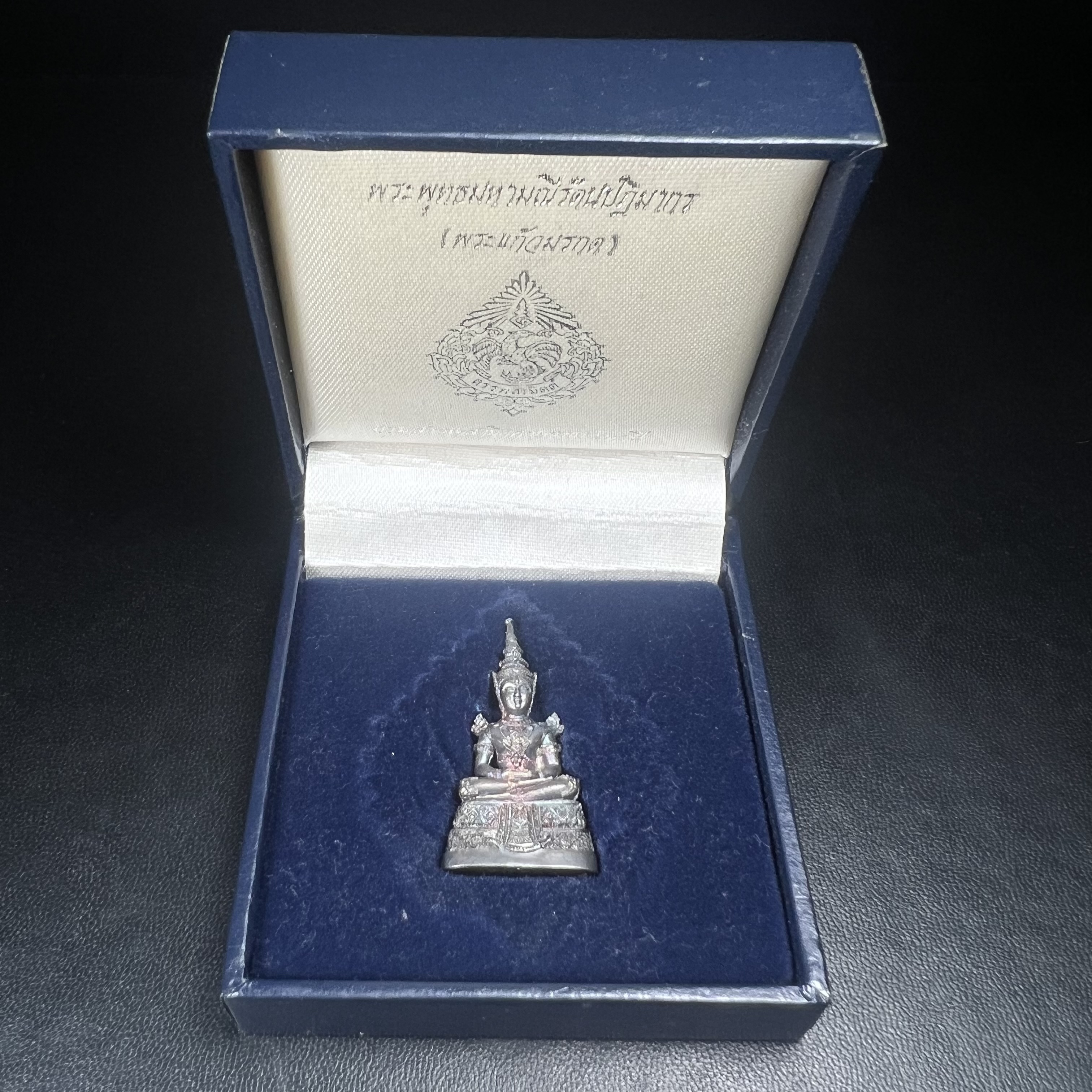 พระแก้วมรกต กรมสรรพสามิตจัดสร้างขึ้นเนื่องในโอกาสครบรอบ 64 ปีของกรมสรรพสามิต และเนื่องในวโรกาสที่พระบาทสมเด็จพระเจ้าอยู่หัวทรงครองราชย์ครบ50ปีเมื่อ พ.ศ.2539 เนื้อเงินทรายนวลขัดเงา(ผิวเดิมๆขึ้นสีรุ้งธรรมชาติสวย(สเน่ห์พระเนื้อเงินสีสันที่ธรรมชาติสรรค์สร้าง)