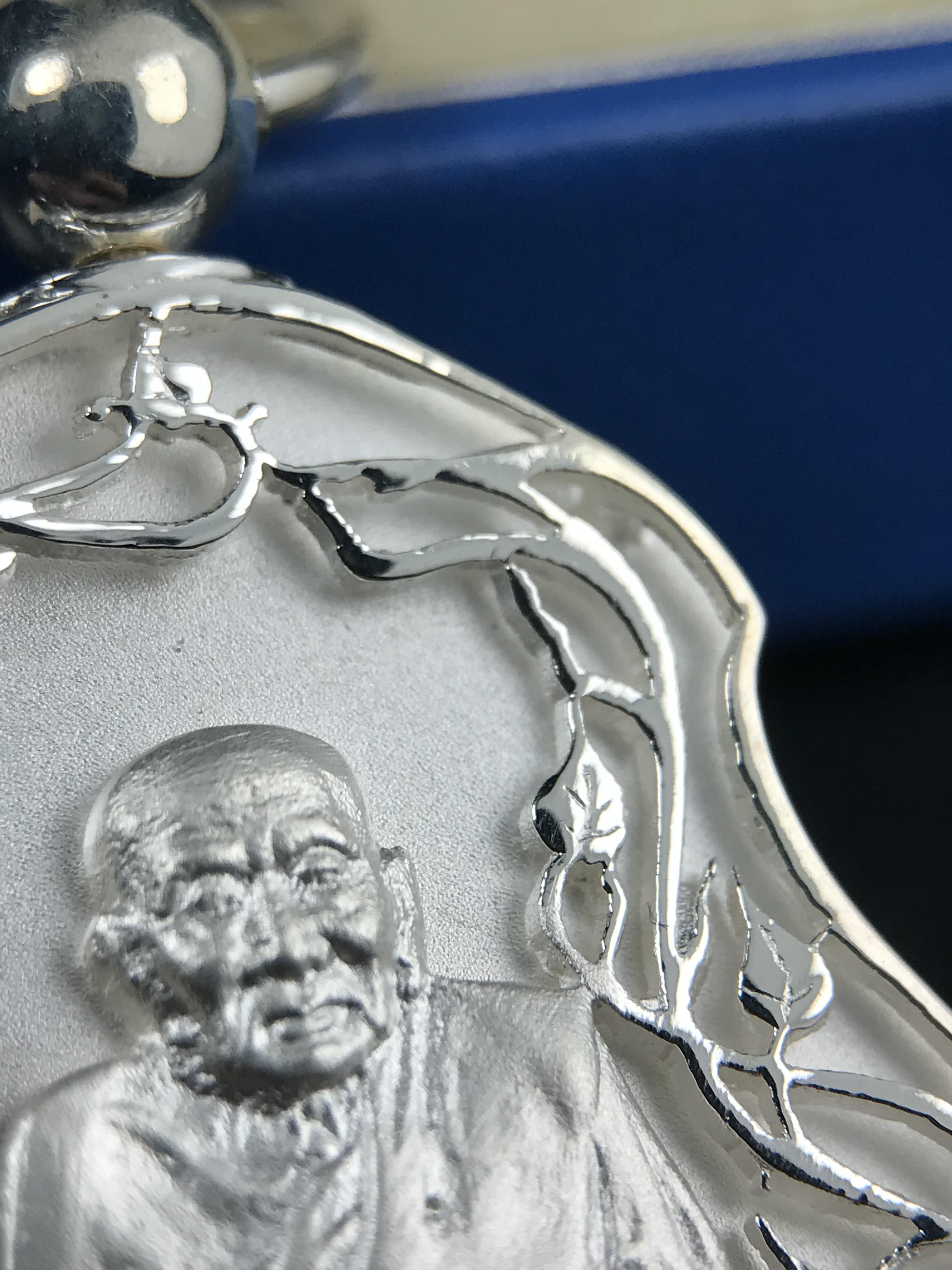 เหรียญหลวงปู่ทวด พระนามาภิไธย สก. แบบงานฉลุโบราณ(HAND MADE) ปี 2544 เนื้อเงิน(ผิวสวย) พิธีปลุกเสก ณ อุโบสถวัดช้างให้ และ พิธีมังคลาภิเษก ณ พระอุโบสถ วัดพระศรีรัตนศาสดาราม(วัดพระแก้ว) (1 ใน 2000 เหรียญ)พบเจอน้อยหายากมาก