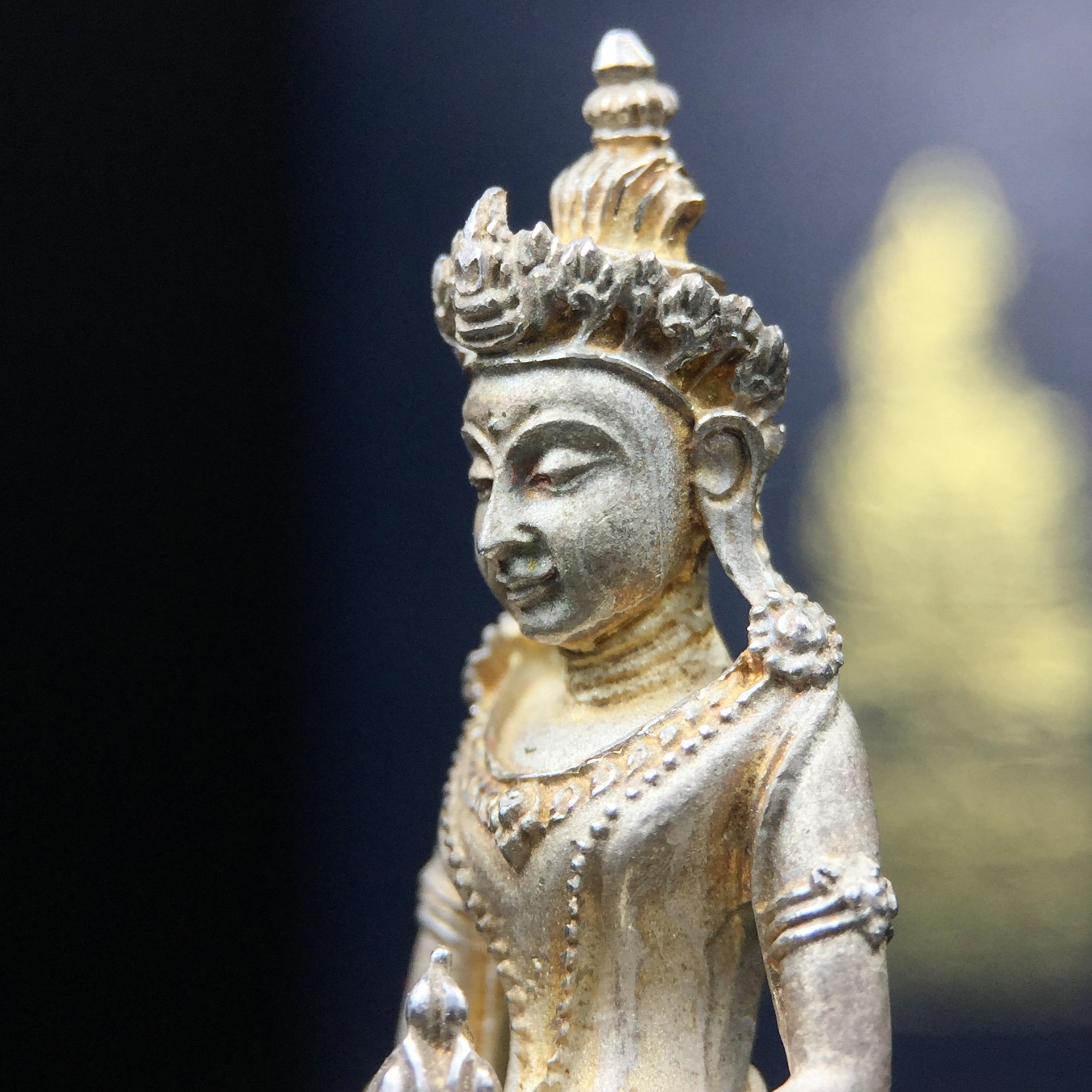 พระกริ่งอวโลกิเตศวร ( เจ้าแม่กวนอิม ) วัดโพธิ์แมนคุณาราม เนื้อเงิน พ่นทราย(ผิวเดิม ขึ้นสีรุ้งธรรมชาติ แบบนิยม เสน่ห์ของพระเนื้อเงิน) รุ่นอุดมโภคทรัพย์ พ.ศ.2539(อีกหนึ่งรุ่นยอดนิยม พุทธศิลป์สวยงดงาม)