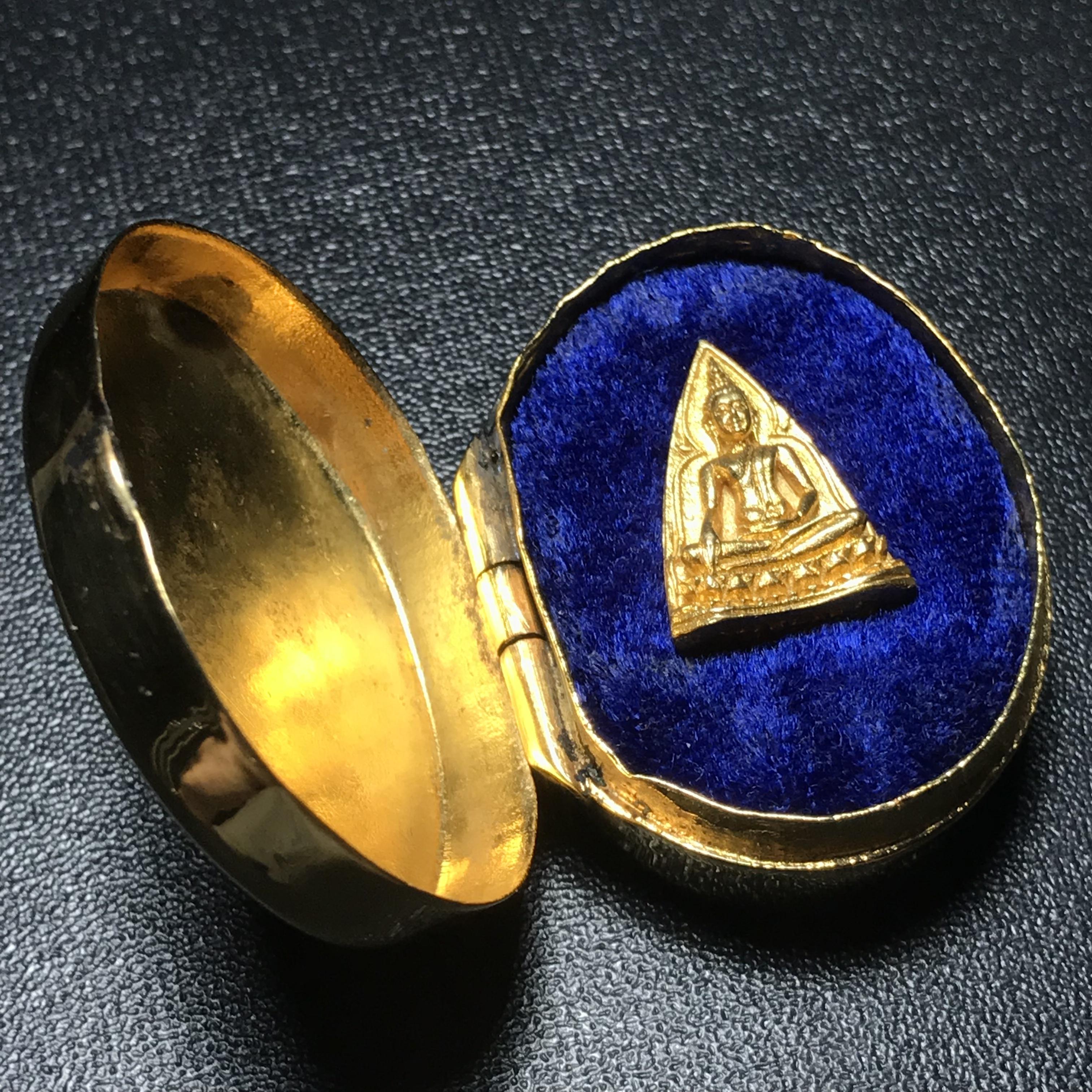 พระสมเด็จนางพญา ส.ก. ปี2535 เนื้อทองคำ พิมพ์เล็ก 5รอบพระราชินี หลวงปู่โต๊ะปลุกเสก(ในหลวงและพระราชินีเสด็จในพิธี) พร้อมกล่องบรรจุเดิม(นิยม)