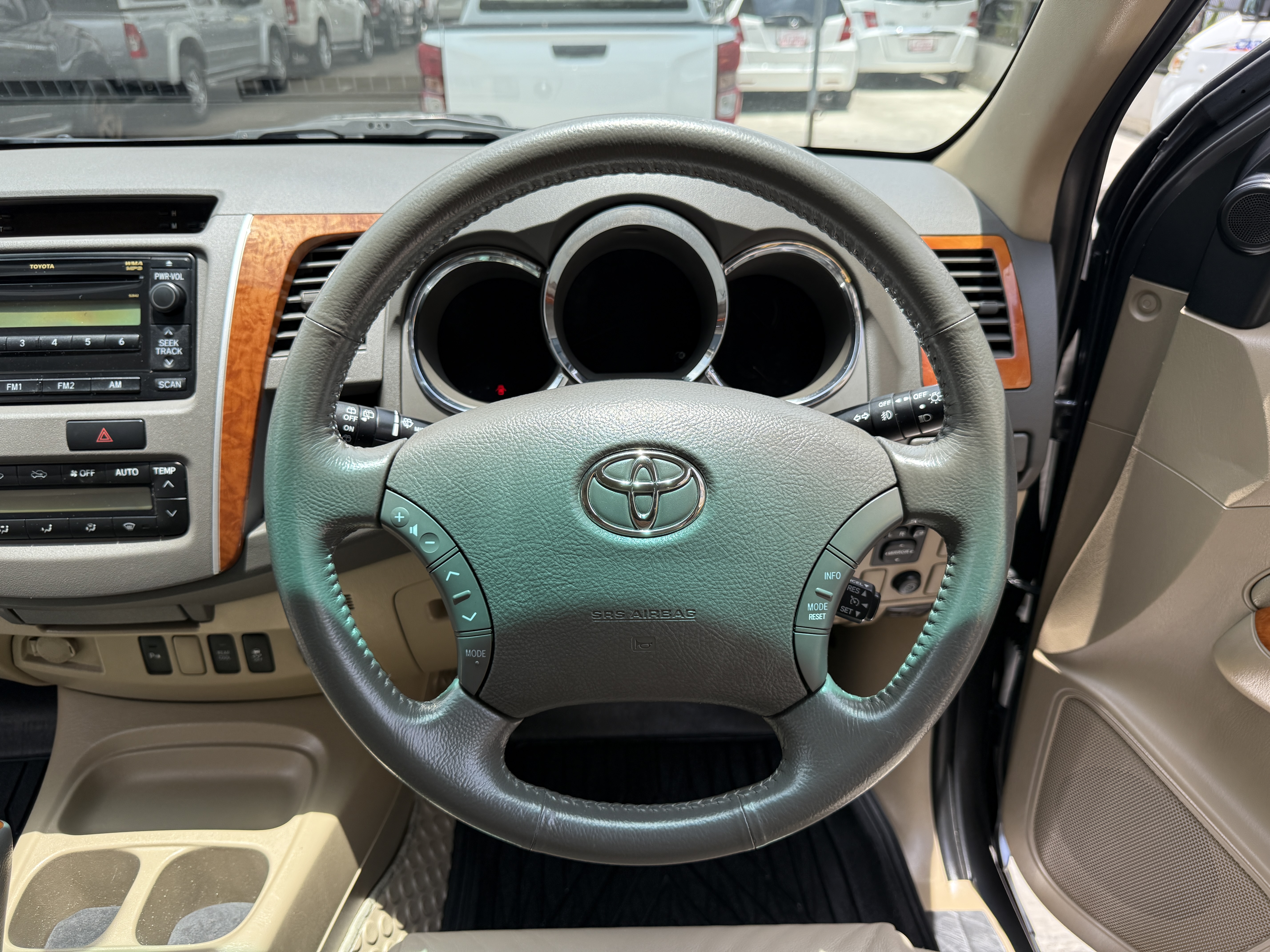 Toyota Fortuner 3.0 V 2WD At 2011 เทาดำ