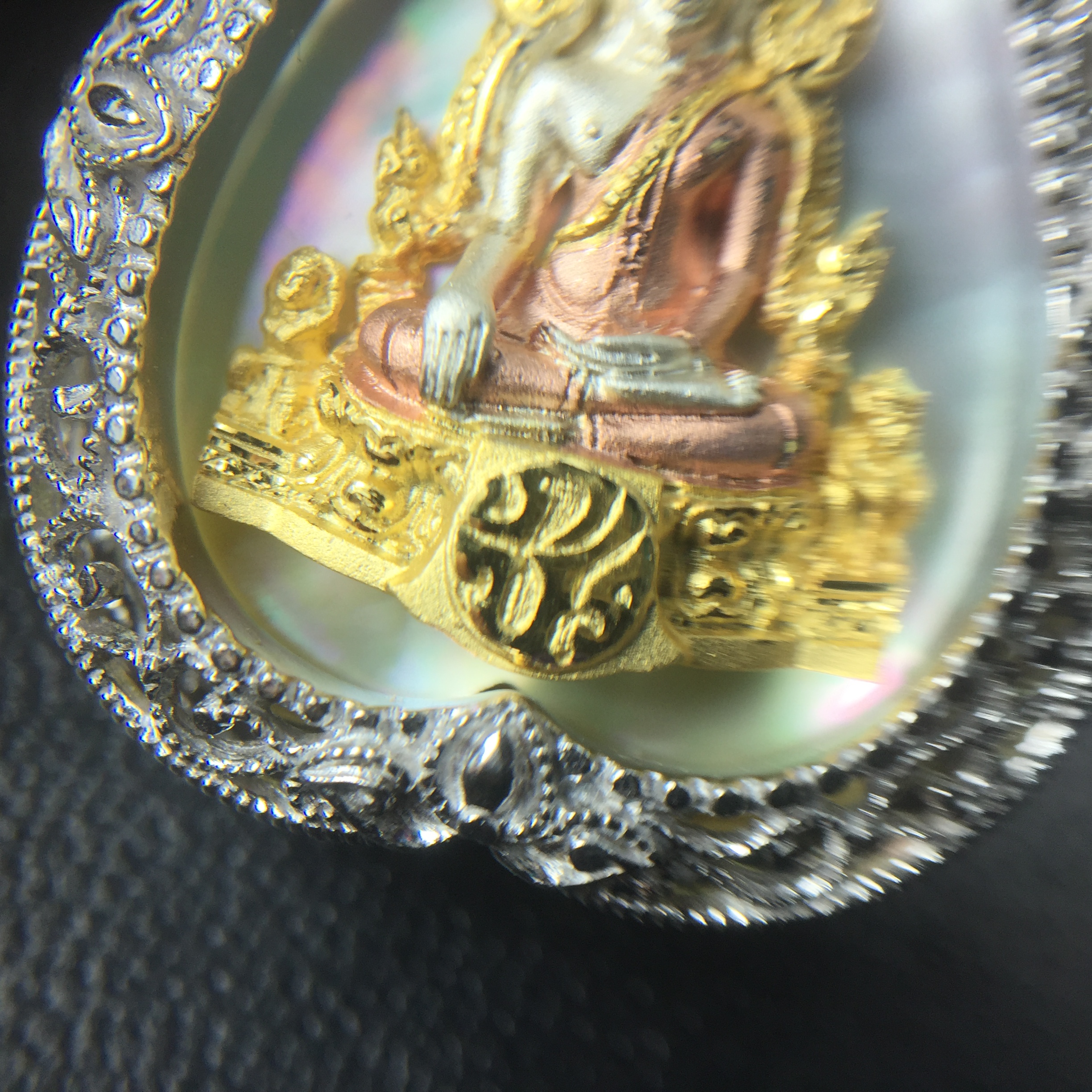 พระพุทธชินราช ภปร. โครงการ "เพราะแผ่นดินนี้ คือ แผ่นดินเกิด" ปี2548(รุ่นแรก) เหรียญทรงใบโพธิ์ ขนาด 21 x 29 มม. เนื้อเงินสามกษัตริย์ องค์พระชุบสามกษัตริย์ ล้อมด้วยกรอบเงินชุบทองคำขาวสลักเสลาเป็นลวดลายละเอียดอ่อน ส่วนพื้นองค์พระเป็นเปลือกหอยมุข