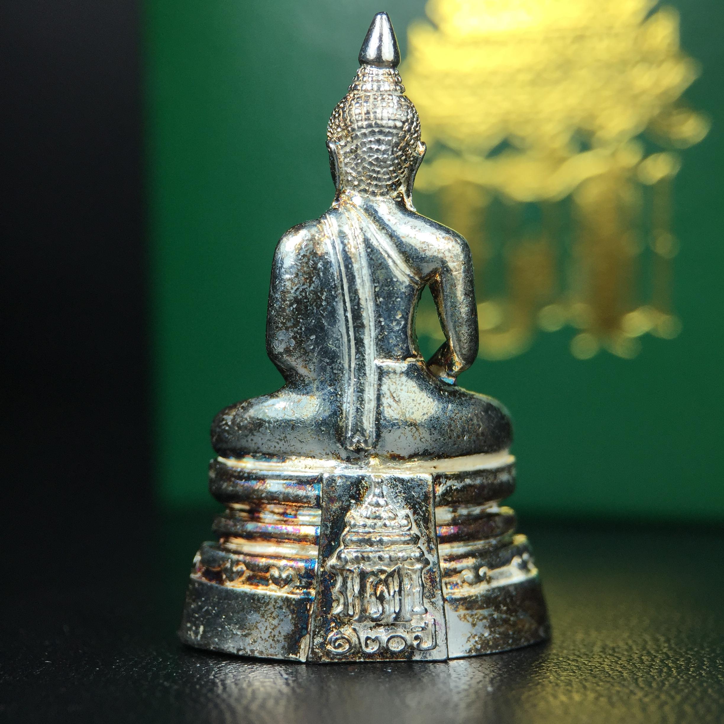 พระพุทธโสธร รุ่น กศก. 120 ปี เนื่องในโอกาสครบ 120 ปี กรมศุลกากร กระทรวงการคลัง จัดสร้าง ปี 2537 เนื้อเงินบริสุทธิ์ 99.9% ผิวขัดเงา(ขึ้นสีรุ้งธรรมชาติสวย)(งานบริษัท แพรนด้า จิวเวลรี่)สวยงดงาม ทรงคุณค่า สีสันที่ธรรมชาติสรรค์สร้าง