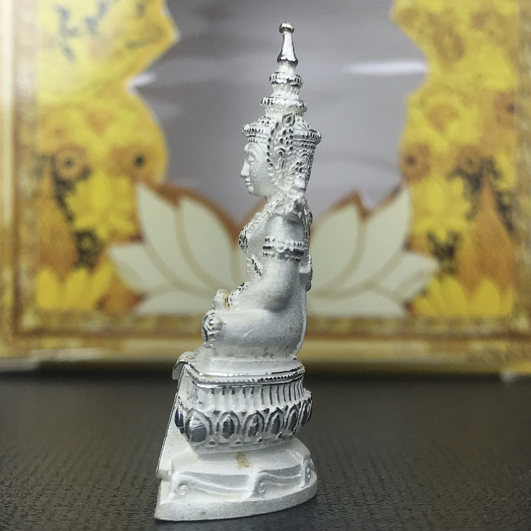 พระแก้วมรกต(จำลอง)ลอยองค์ ขนาดหน้าตัก 1/2 นิ้ว ทรงเครื่องฤดูร้อน เนื้อเงิน ตราสัญลักษณ์ฉลองสิริราชสมบัติ ครบ 60 ปี พ.ศ.2549(สภาพสวย ครบ สมบูรณ์))