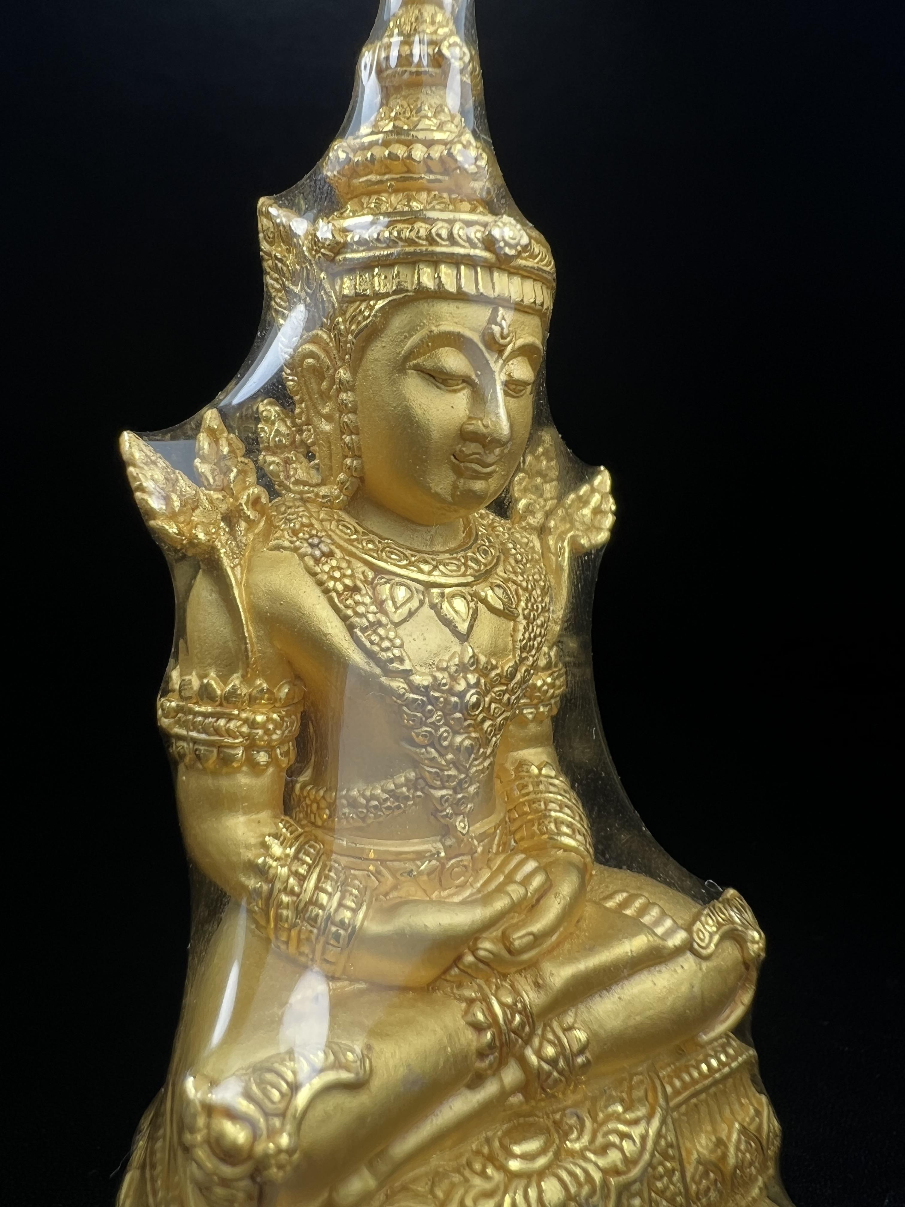 พระแก้วมรกต ภปร. ปี2547 จัดสร้างโดย โรงพยาบาลภูมิพลฯ กรมแพทย์ทหารอากาศ ขนาดบูชาหล่อลอยองค์หน้าตัก 2 นิ้ว เนื้อทองคำบริสุทธิ์ 99.99% องค์พระซีนเดิมสวยคงสภาพเดิม(สวยงามและหายากมาก)(1ใน 1000 องค์)