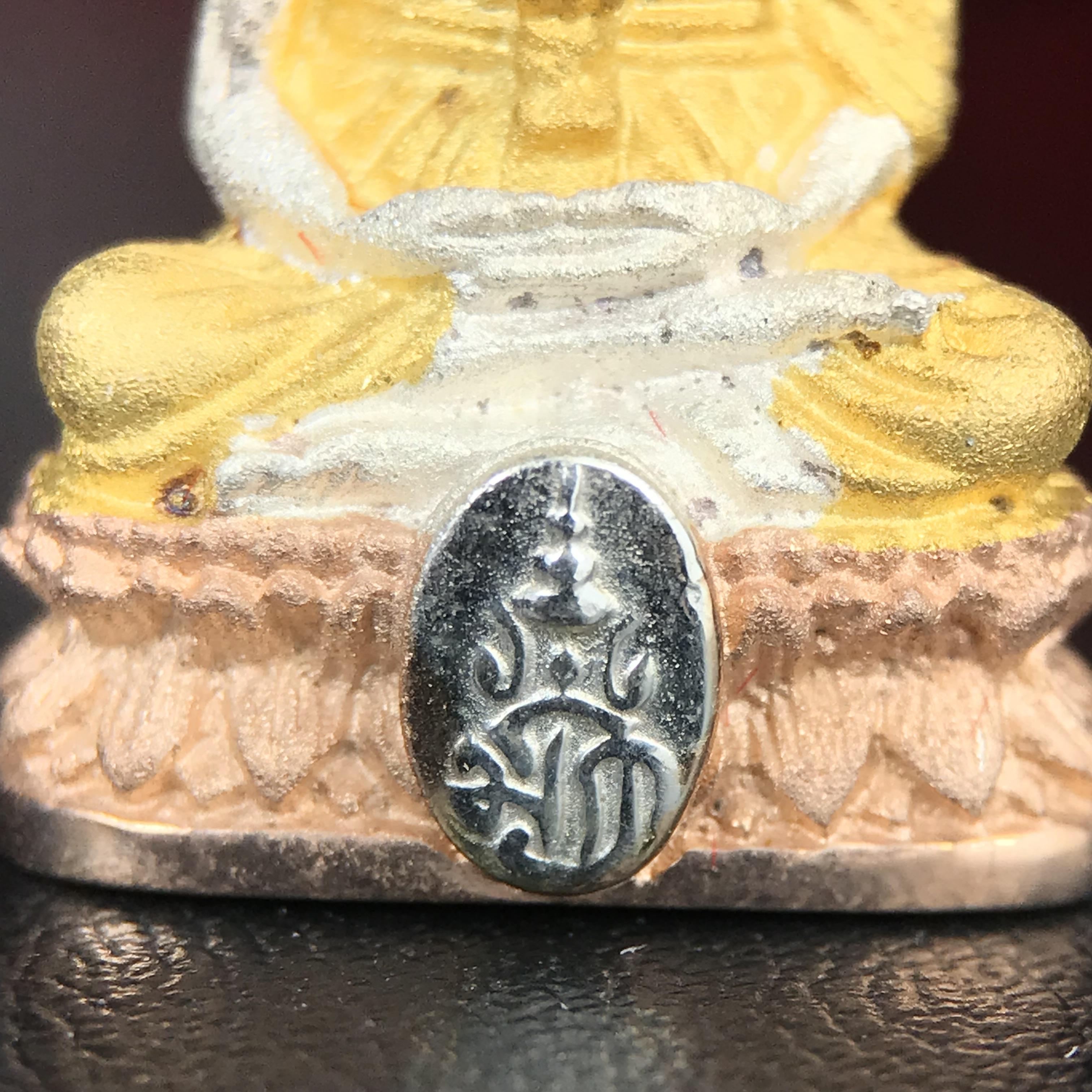 สมเด็จหลวงปู่ทวด วัดช้างให้ รุ่น เฉลิมพระเกียรติ ตราสัญลักษณ์ มวก. พิมพ์ลอยองค์เนื้อเงิน-สามกษัตริย์ ปี 2544 พิธีพุทธาภิเษกใหญ่ ณ อุโบสถวัดช้างให้และอุโบสถวัดพระศรีรัตนศาสดาราม ( วัดพระแก้ว )โดยนิมนต์เกจิชื่อดังสายใต้ทั้งหมดจำนวน 108 รูป