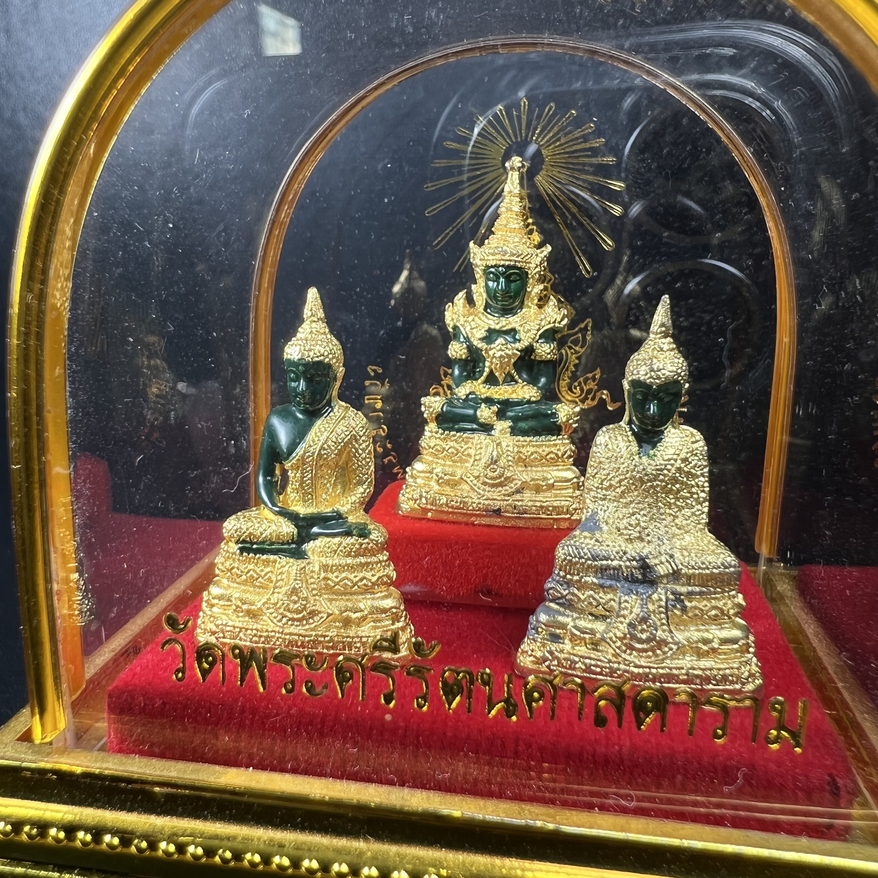 พระพุทธมหามณีรัตนปฏิมากร(พระแก้วมรกต) วัดพระศรีรัตนศาสดาราม สำนักพระราชวัง จัดสร้าง พิมพ์ทรงเครื่อง 3 ฤดู(ร้อน ฝน หนาว) หน้าตัก 1 นิ้วพร้อมครอบตู้เดิม(บรรจุมวลสารใต้ฐาน)