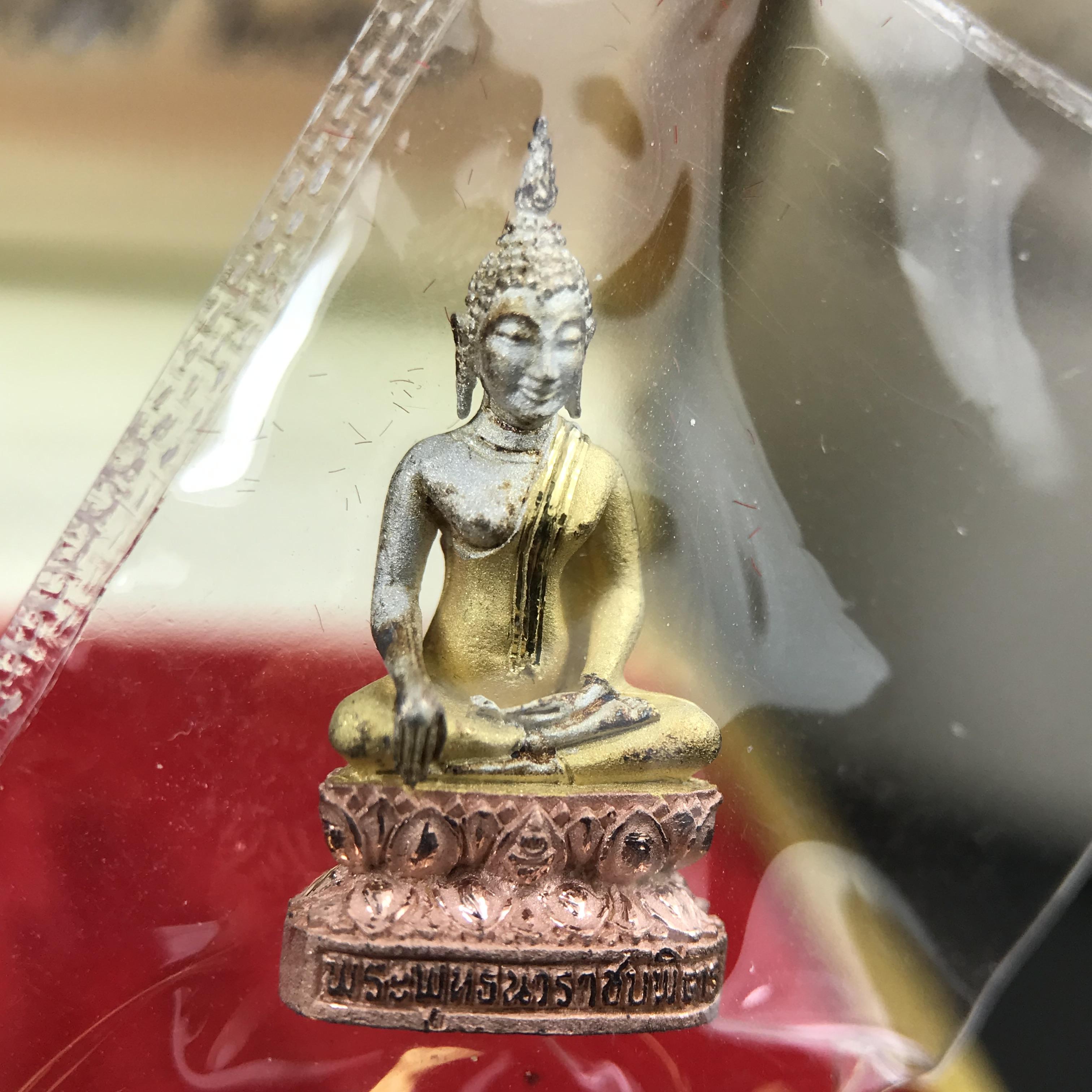 พระชัยวัฒน์พระพุทธนวราชบพิตร ครองสิริราชสมบัติครบ 50 ปี พ.ศ.2540 ขนาดสูง 1.9 ซม. เนื้อเงินสามกษัตริย์(ผิวเดิม)(ซีนซองเดิม) พร้อมกล่องบรรจุเดิมครบสมบูรณ์ 1ใน 9500 องค์(พุทธนวราชบพิตร นิมิตรหมายแห่งความสามัคคี ด้วยไมตรีแห่งองค์พระภูมิพล)