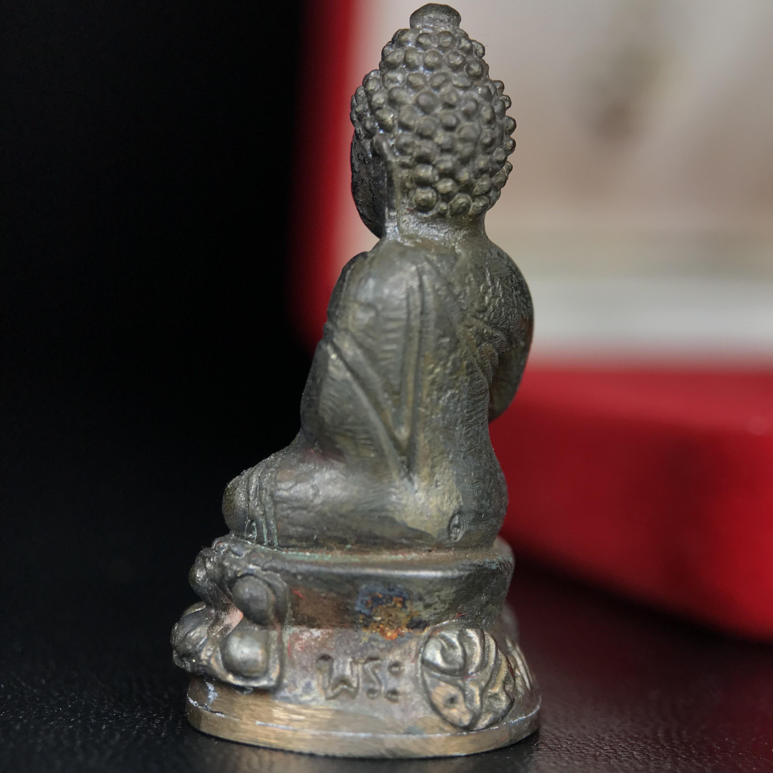 พระกริ่งศาสดา ภปร. วัดบวรนิเวศวิหาร ปี 2532 จัดสร้างในโอกาสสองทศวรรษรามาธิบดี เพื่อศูนย์การแพทย์สิริกิติ์ เนื้อนวโลหะ(ผิวเดิมสวยงาม) (พิธีใหญ่ มวลสารมงคล สวยงามเข้มขลัง)สมเด็จพระญาณสังวร สมเด็จพระสังฆราชฯเสด็จเททอง***ตอกโค๊ตหมายเลข ๑๑๑๖***