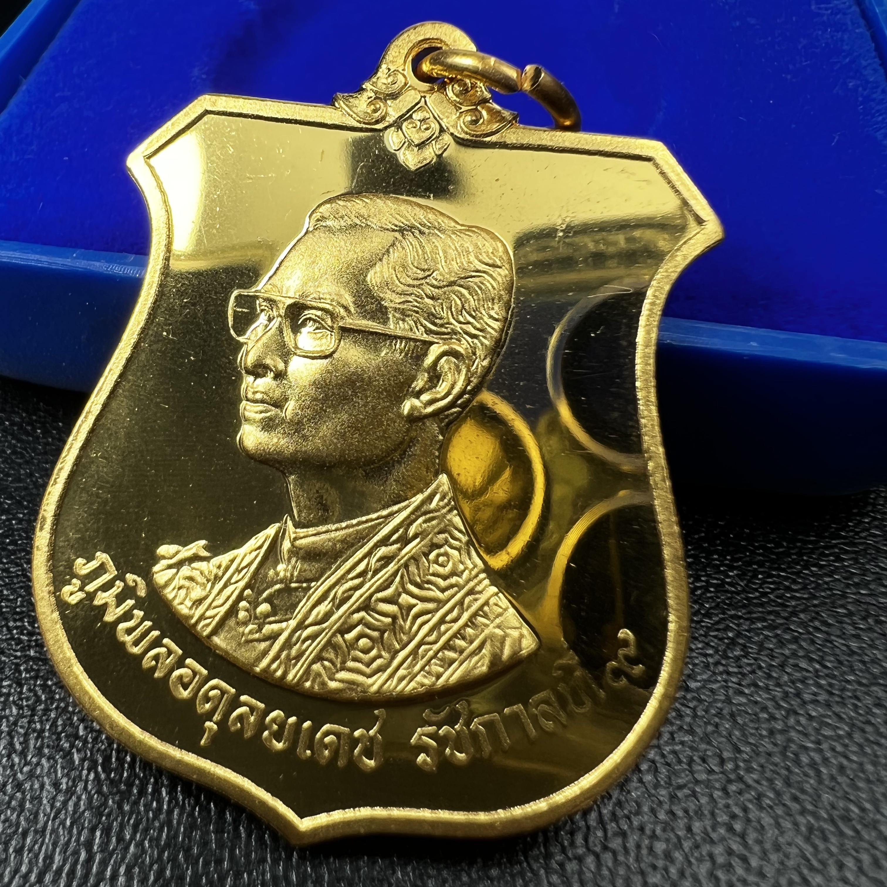 เหรียญมิ่งมหามงคล เฉลิมพระชนมพรรษา 6 รอบ72 พรรษา ในหลวงรัชกาลที่9 ปี 2542 เนื้อทองทิพย์ สภาพคัดสวยดุจทองคำซีนซองเดิมพร้อมกล่องบรรจุเดิม