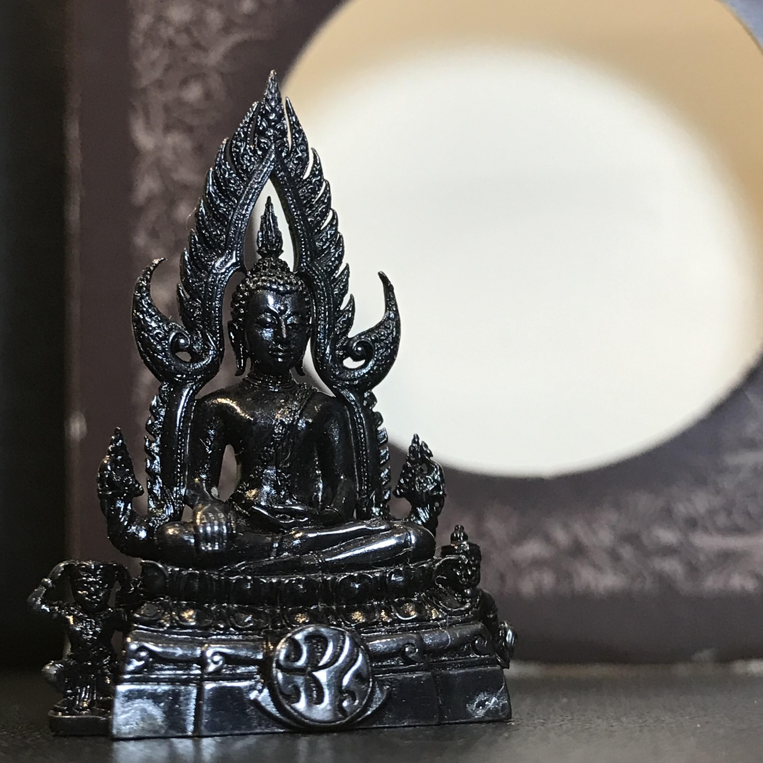 พระพุทธชินราช ภปร. โครงการ "เพราะแผ่นดินนี้ คือ แผ่นดินเกิด" ปี2548(รุ่นแรก) ลอยองค์ หน้าตัก 1/2 นิ้ว เนื้อเงินรมดำ