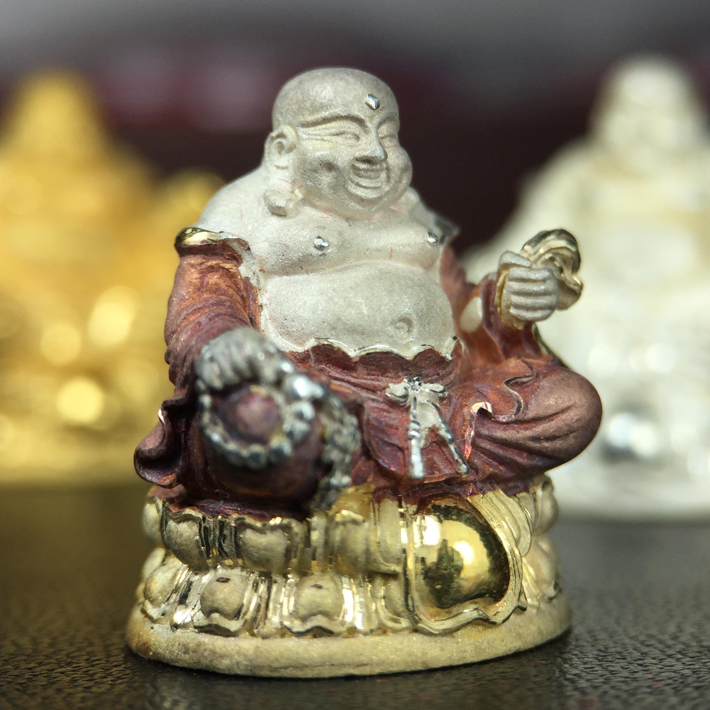 รูปหล่อลอยองค์ พระศรีอริยะเมตตรัยโพธิสัตว์(พระสังกัจจายน์)ชุดทองคำ(เนื้อทองคำ(15.44 กรัม)+เนื้อเงินสามกษัตริย์+เนื้อเงิน) โครงการสร้าง พระศรีอริยะเมตตรัยมหาโพธิสัตว์ น้อมถวายพระบาทสมเด็จพระเจ้าอยู่หัว ทรงครองศิริราชสมบัติครบ 50 ปี วัดโพธิ์แมนคุณาราม