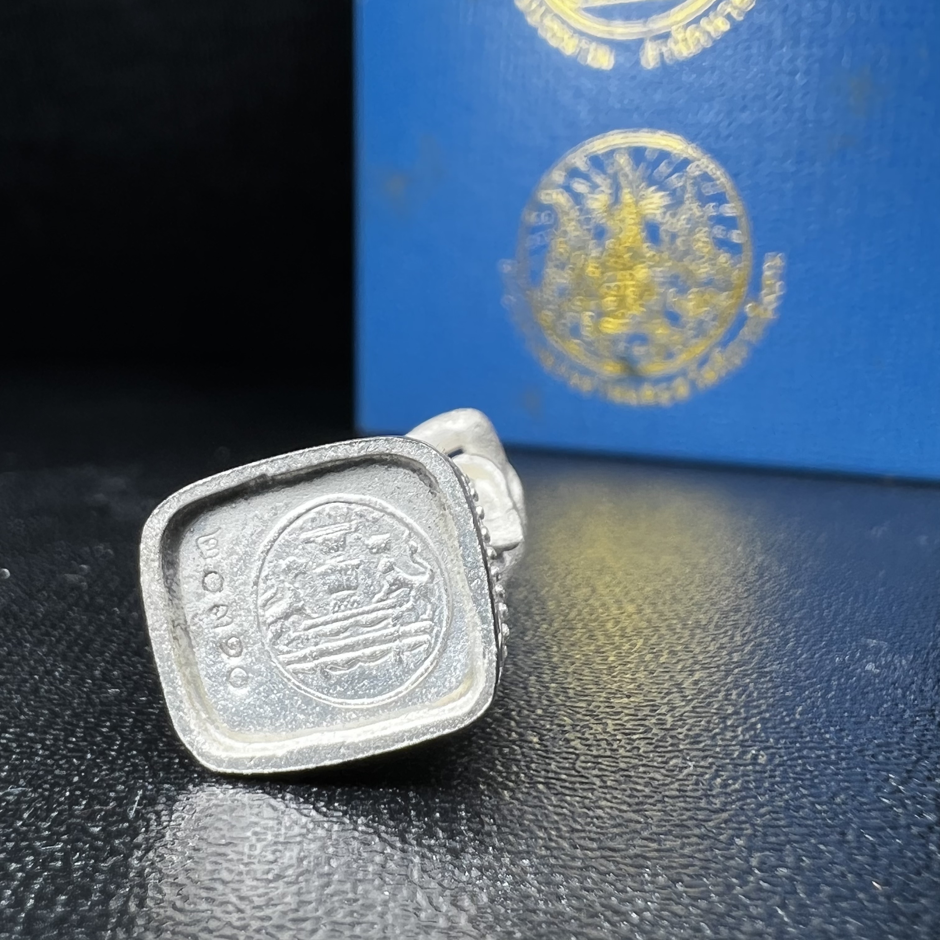 รูปหล่อหลวงพ่อคูณ รุ่นลาภ ยศ ทวีคูณ ปี2538 เนื้อเงินพ่นทรายประกายเพชร พร้อมกล่องบรรจุเดิมครบ(สภาพสวยเดิม นิยม)