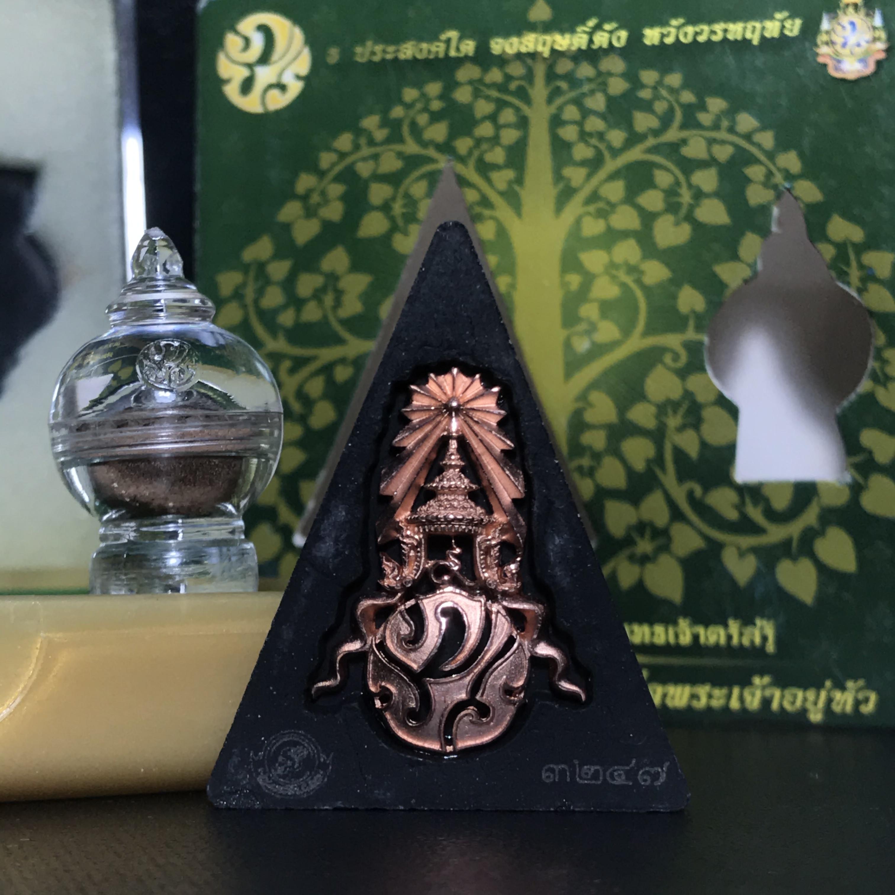 พระพุทธชินราช(จำลอง)ภปร. 84พรรษา เนื้อผงปิดทองด้านหน้า หลัง ภ.ป.ร. ทองแดง(พระราชทานมวลสาร จิตรลดาและเส้นพระเจ้า ร.9(เส้นผม))