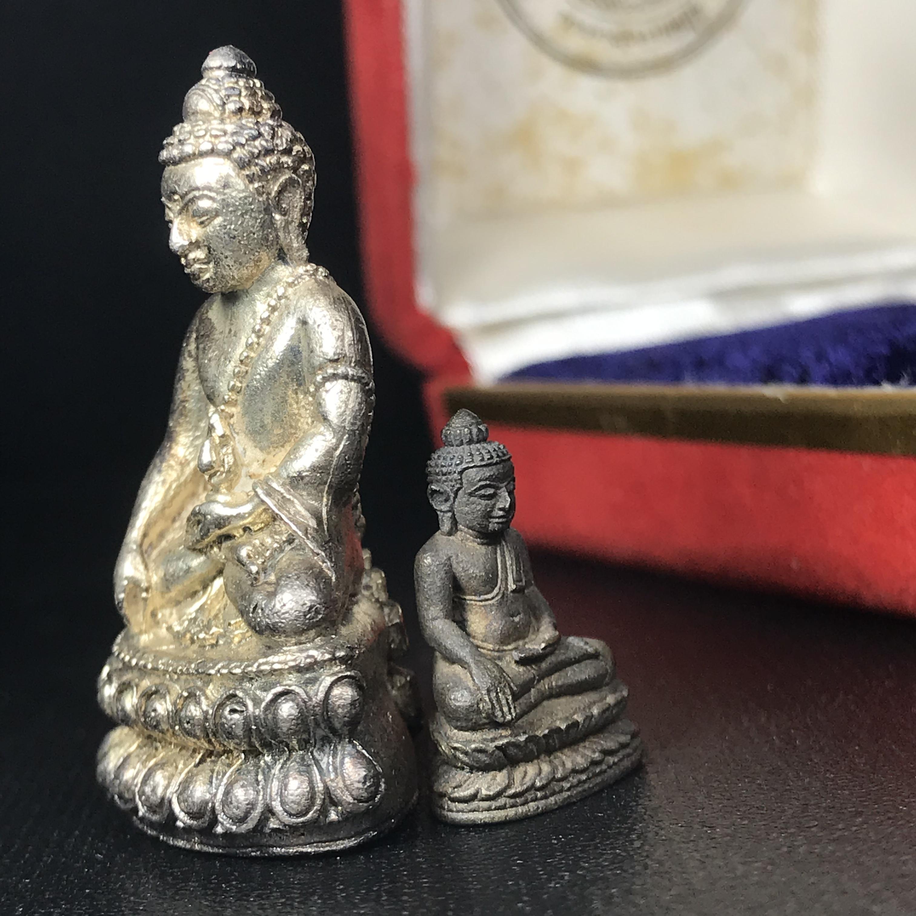 พระกริ่งฉลองพระชนมายุครบ 7 รอบ 84 พรรษา สมเด็จพระสังฆราช(วาสน์) วัดราชบพิธ พ.ศ.2525 เนื้อเงิน สภาพสวยมาก ในกล่องชุดพิเศษกรรมการ พร้อมพระชัยวัฒน์ เนื้อนวโลหะ ครบชุดสมบูรณ์(หายาก)