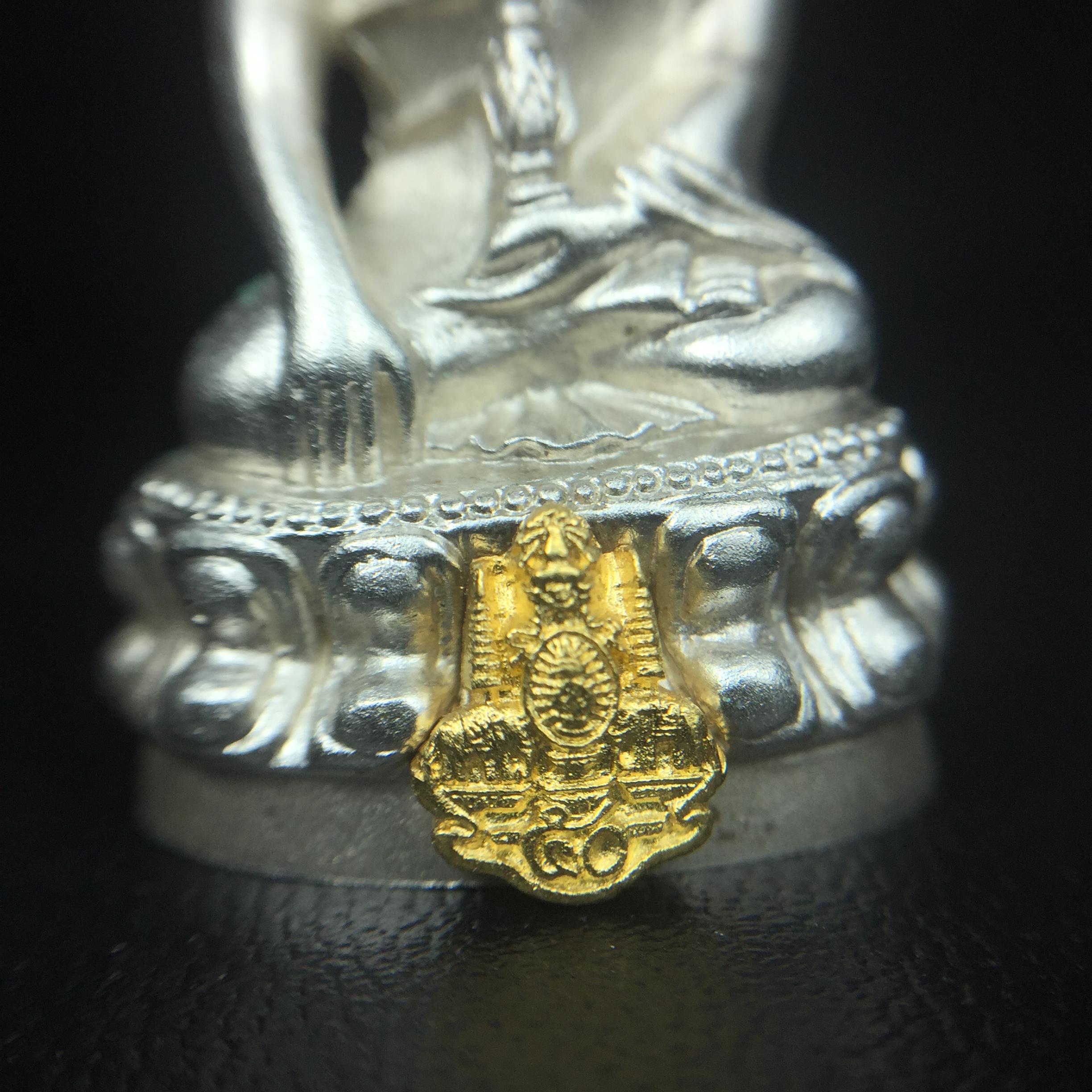 พระกริ่งสมเด็จญาณ วัดบวรนิเวศวิหาร เนื้อเงินบริสุทธิ์ 92.5% ตรากาญจนาภิเษกทองคำ(เนื้อทองคำแท้) พระราชทานแจกเมื่อ 3 ตุลาคม 2538 จัดสร้างในวโรกาส สมเด็จพระญาณสังวร สมเด็จพระสังฆราช ฉลองพระชนมายุครบ 82 พรรษา และฉลองครองราชสมบัติครบ 50 ปี รัชกาลที่ 9(หายาก)