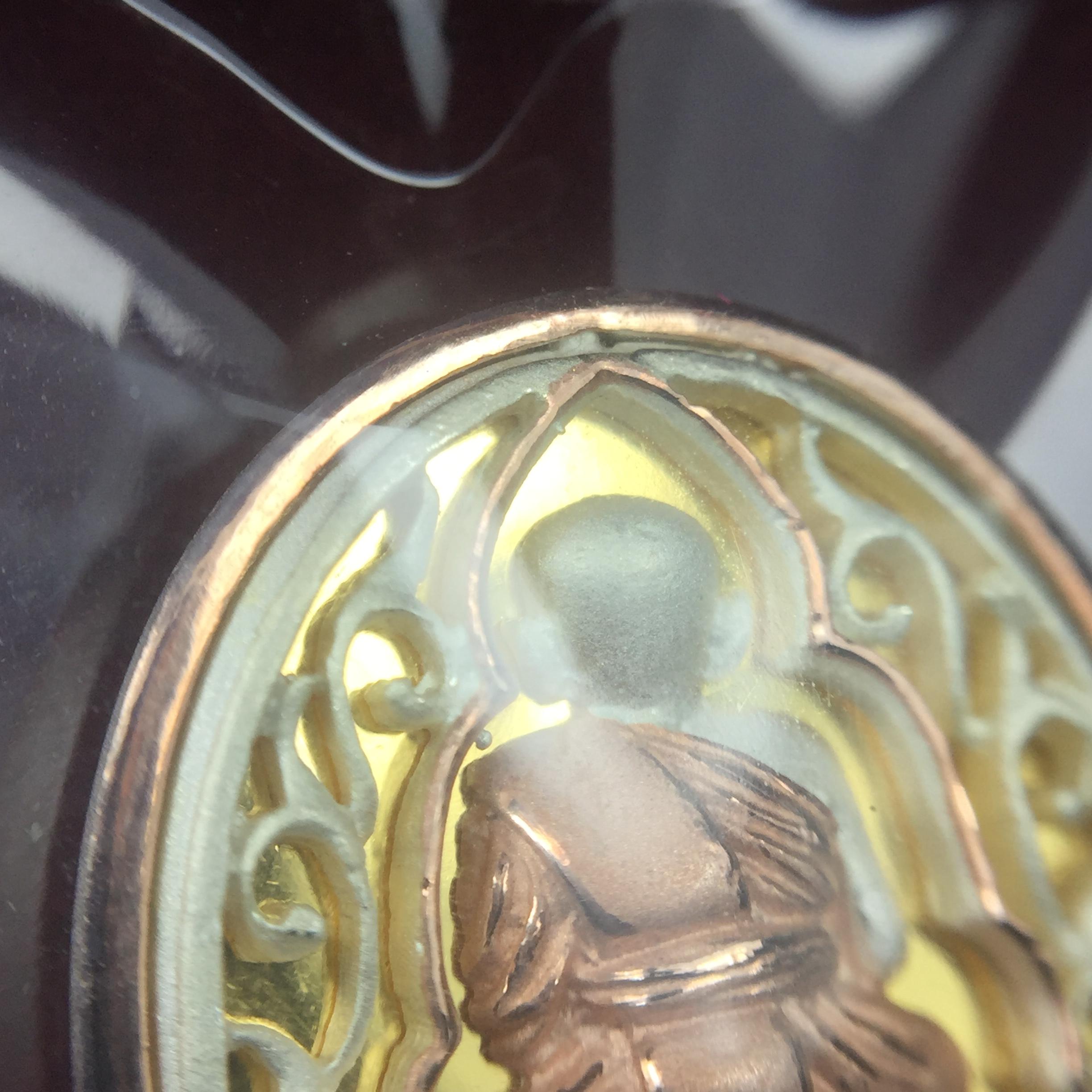 เหรียญหลวงพ่อทวด รุ่นมงคลบารมี วัดประสาทบุญญาวาส ปี 2545 เนื้อเงินสามกษัตริย์ พิมพ์ทรงรูปไข่เล็ก(ขนาด 2.0*1.8 ซม.)ฉลุลายฉากพี้นหลังสีทองสวยงาม ตอกโค๊ตมีหมายเลข พร้อมกล่องบรรจุเดิม