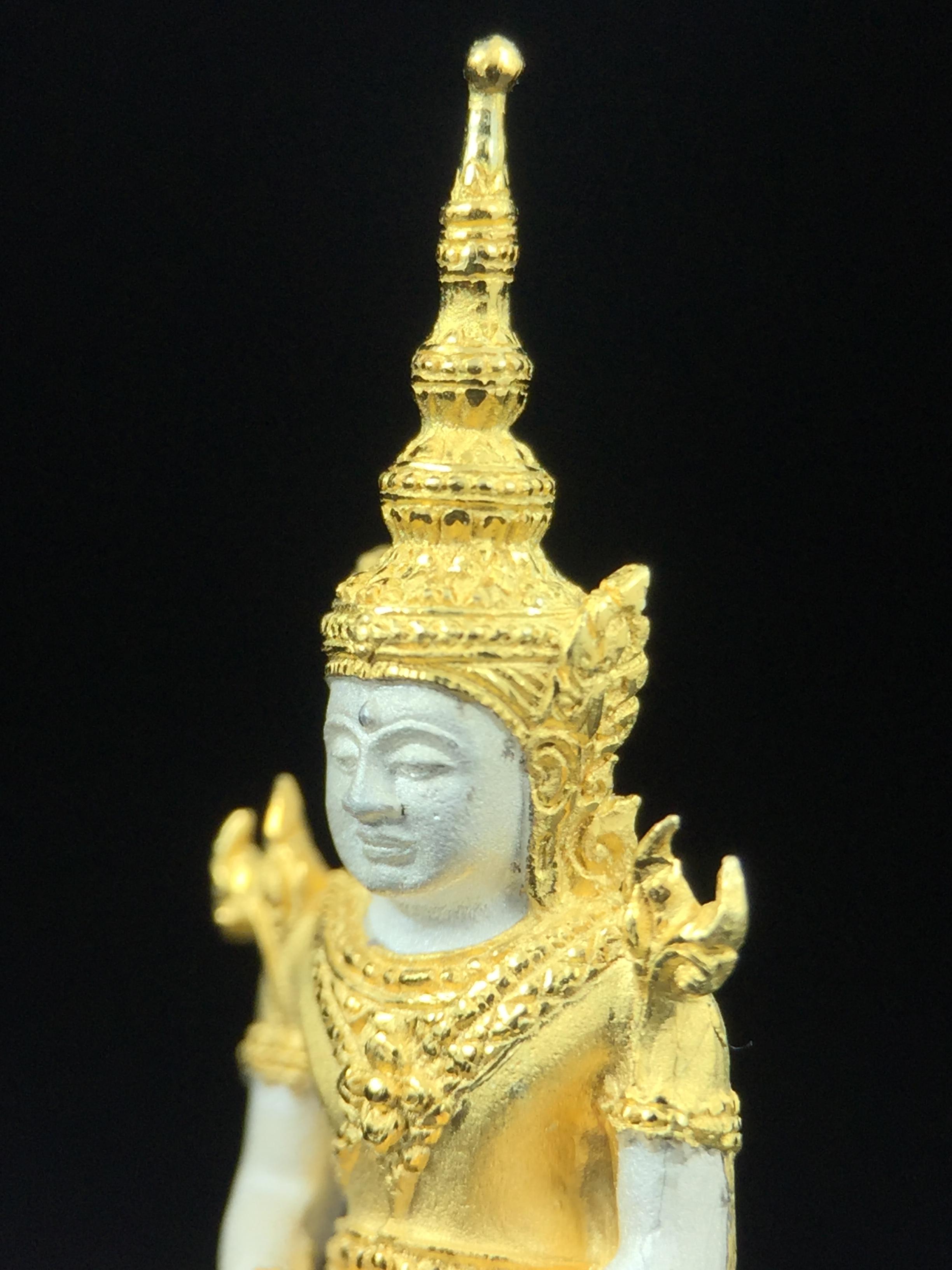 พระแก้วมรกต ภปร. ปี2547 จัดสร้างโดย รพ.ภูมิพลฯ เนื้อเงิน (3 กษัตริย์)ลอยองค์ หน้าตัก 1/2 นิ้ว งดงามทรงคุณค่าอีกหนึ่งรุ่นยอดนิยม หายาก