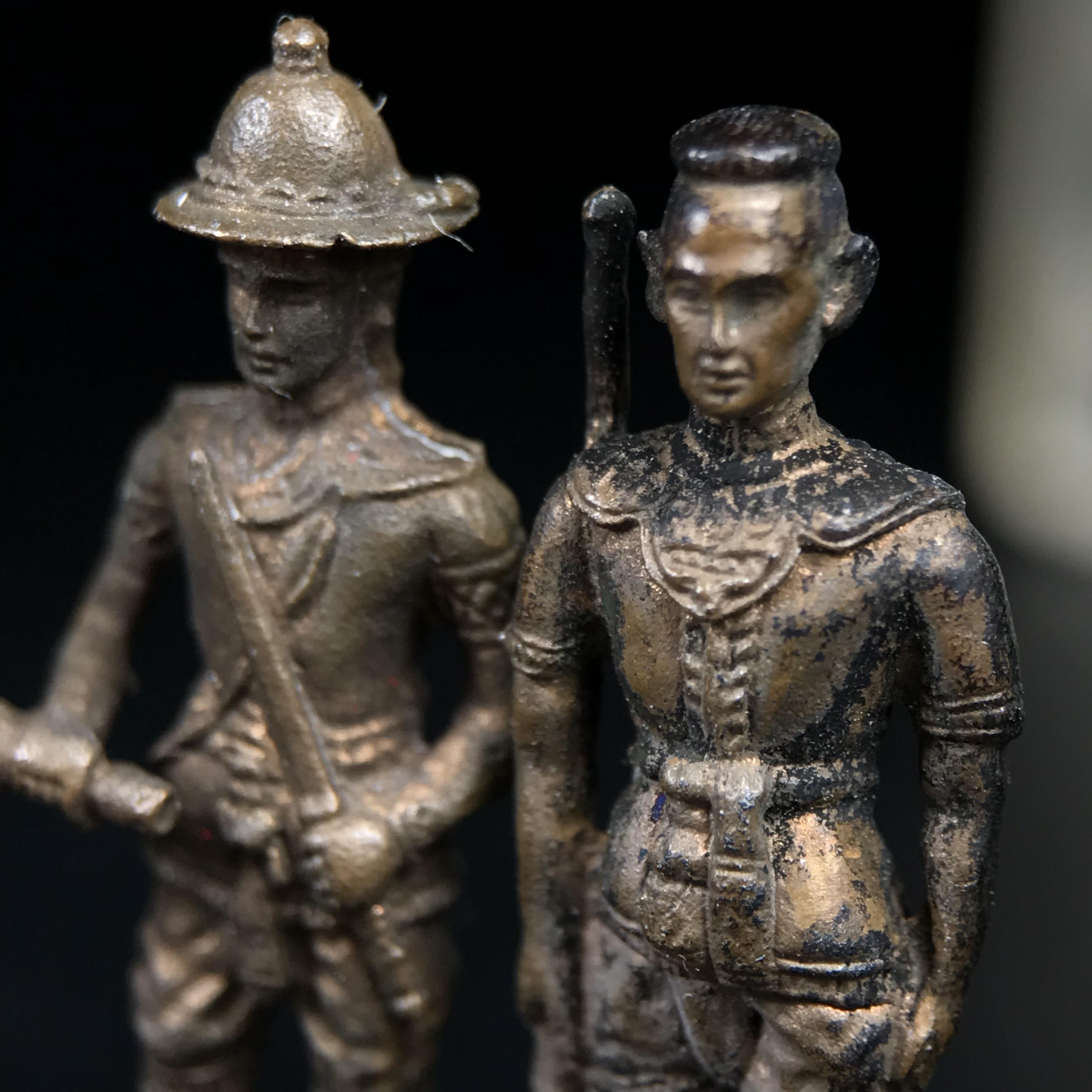 พระกริ่งสมเด็จพระนเรศวร-พระกริ่งสมเด็จพระเอกาทศรถ กองทัพภาคที่3จัดสร้าง ปี2517 เนื้อนวโลหะครบชุด 2องค์กล่องบรรจุเดิมครบสมบูรณ์(หายาก)(1ใน 300ชุด)(ในหลวง ร.9 เสด็จในพิธี)ปลุกเสกโดยพระคณาจารย์ชื่อดังในยุคนั้น7วัน7คืน(หลวงปู่โต๊ะ วัดประดู่ฉิมพลี ร่วมปลุกเสก)