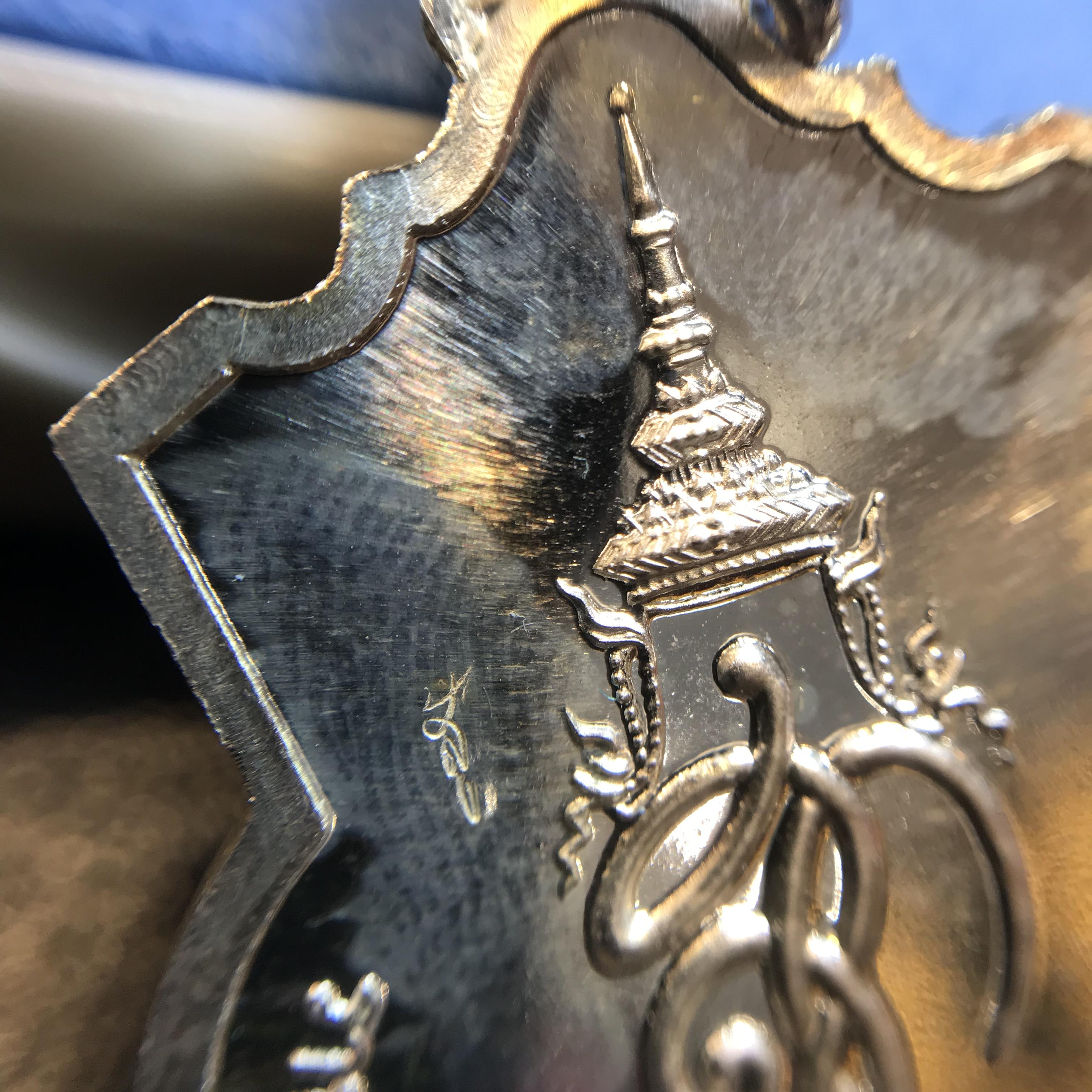 เหรียญสมเด็จพระนเรศวรมหาราช รุ่นสู้ หลัง สก. พิธีใหญ่ ปี 2548 เนื้อเงิน ผิวเดิมขึ้นสีรุ้งสวยนิยม พร้อมกล่อง