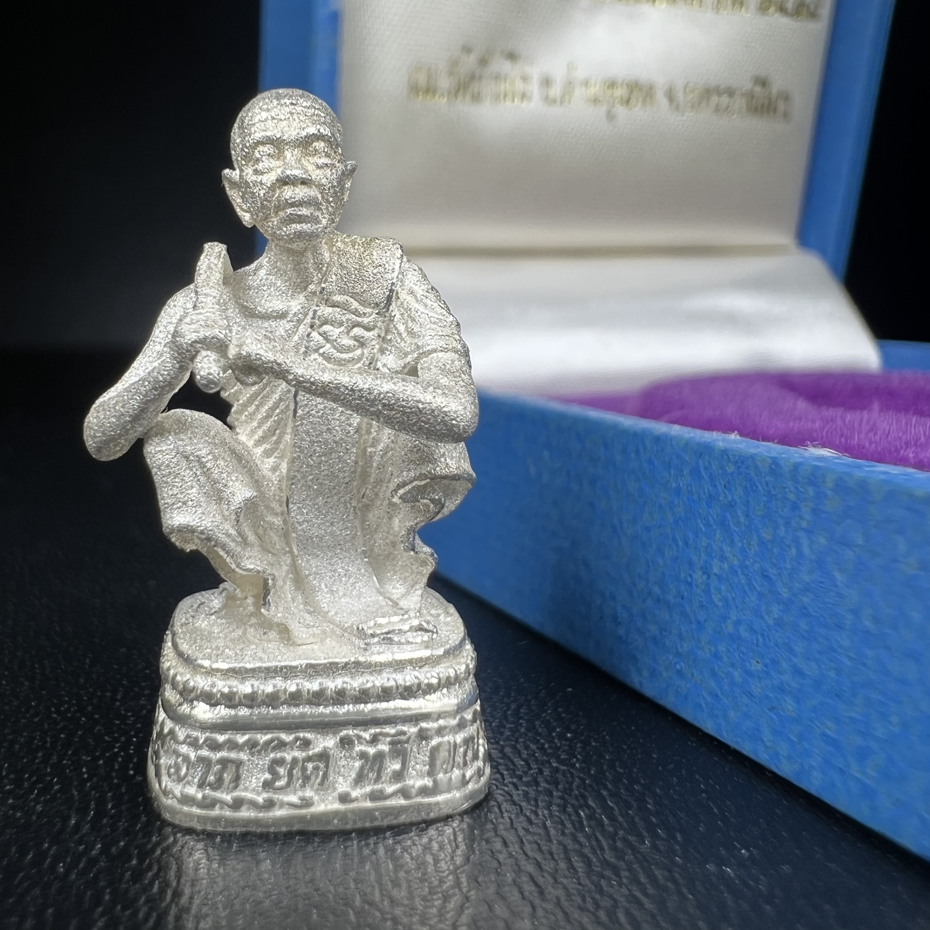 รูปหล่อหลวงพ่อคูณ รุ่นลาภ ยศ ทวีคูณ ปี2538 เนื้อเงินพ่นทรายประกายเพชร พร้อมกล่องบรรจุเดิมครบ(สภาพสวยเดิม นิยม)