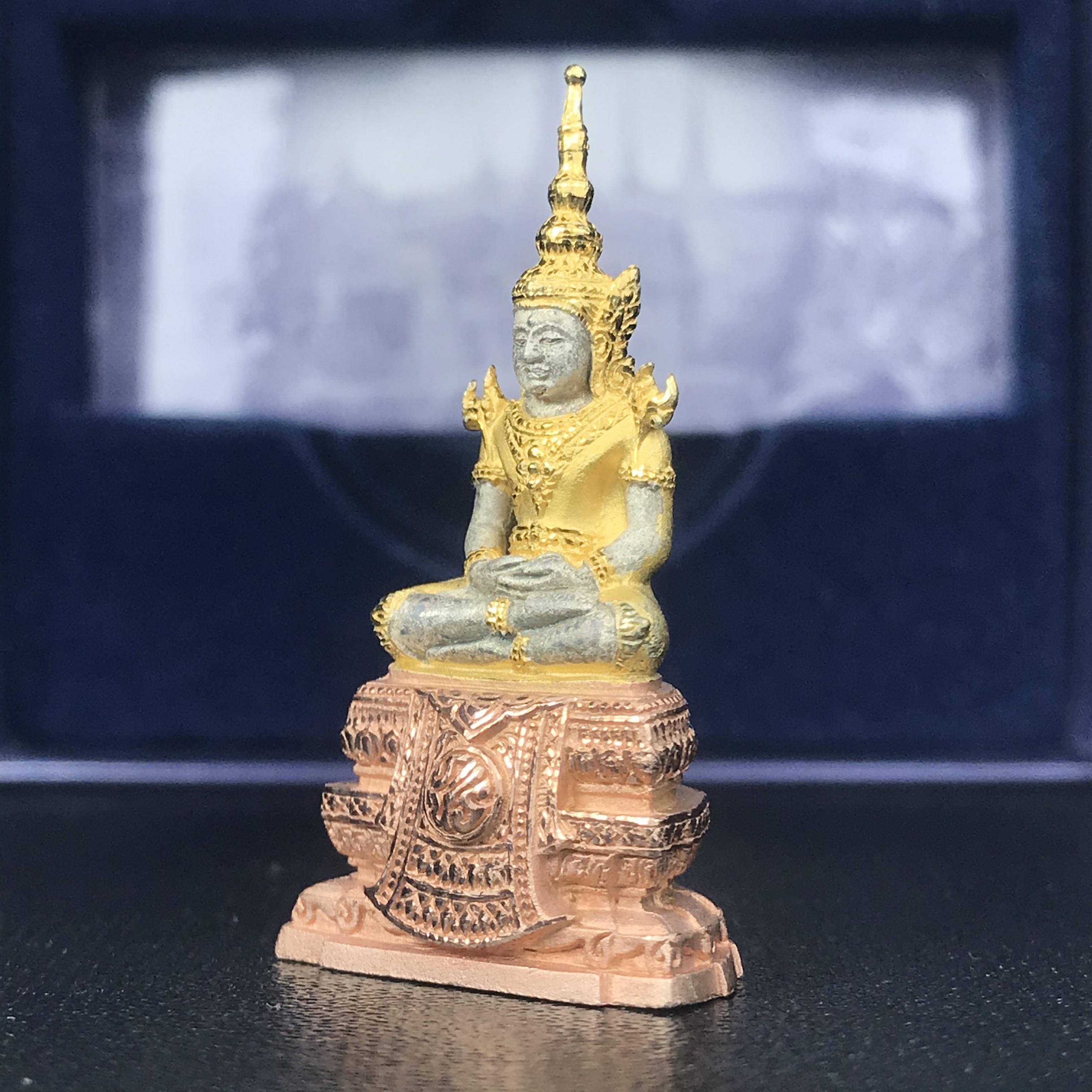 พระแก้วมรกต ภปร. ปี2547 จัดสร้างโดย รพ.ภูมิพลฯ เนื้อเงิน (3 กษัตริย์)ลอยองค์ หน้าตัก 1/2 นิ้ว(1ใน3000องค์)